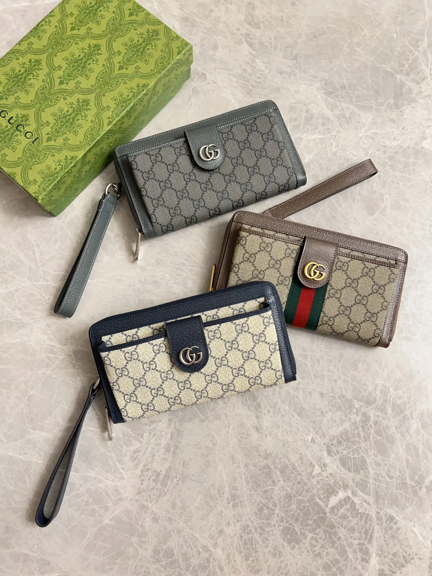 💰600 🇭🇺🇭🇺GG Ophidia series combines the traditional essence of Gucci with modern design to present dazzling new works with ingenuity. 🧤🧤This wallet is crafted from GG Supreme canvas and embellished with palladium silver-toned Double G-shaped accessories, making the entire design more eye-catching. 🧤🧤Detachable wrist strap, zipper closure🧤🧤Model number: 760248. Dimensions: 21(width) x 12(h) x 4cm(d)