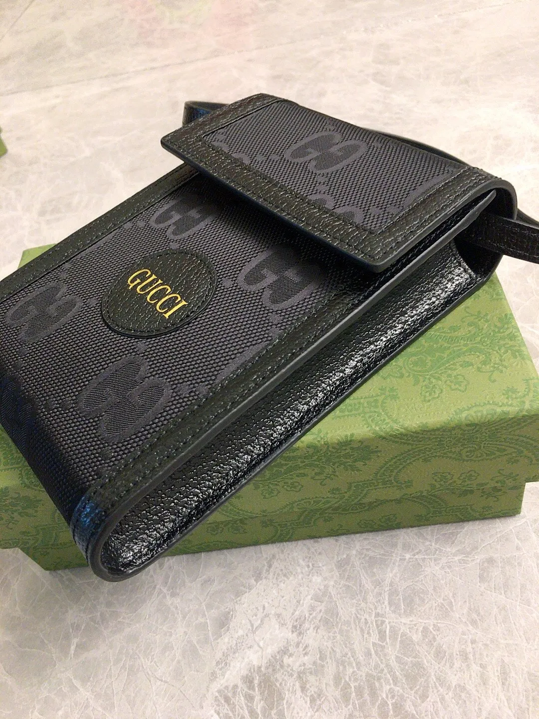 💰560 🇭🇺🇭🇺Official website sync new style‼ ️The 2020 early autumn Gucci Off The Grid series is the first series of Gucci Circular Lines. 🧵The design of this product line makes full use of a variety of recyclable and sustainably sourced organic bio-based materials 🧵Regenerated nylon is made of recyclable sewing threads and accessories 🧵Relying on a bright opaque background to highlight the brand's unique GG pattern element! 🧵Black leather piping, brass alloy metal accessories, decorated with Gucci brand genuine cowhide logo! Exquisite and stylish mobile phone bag! 🧵Model: 625599, size: 11.5x18x3.5cm