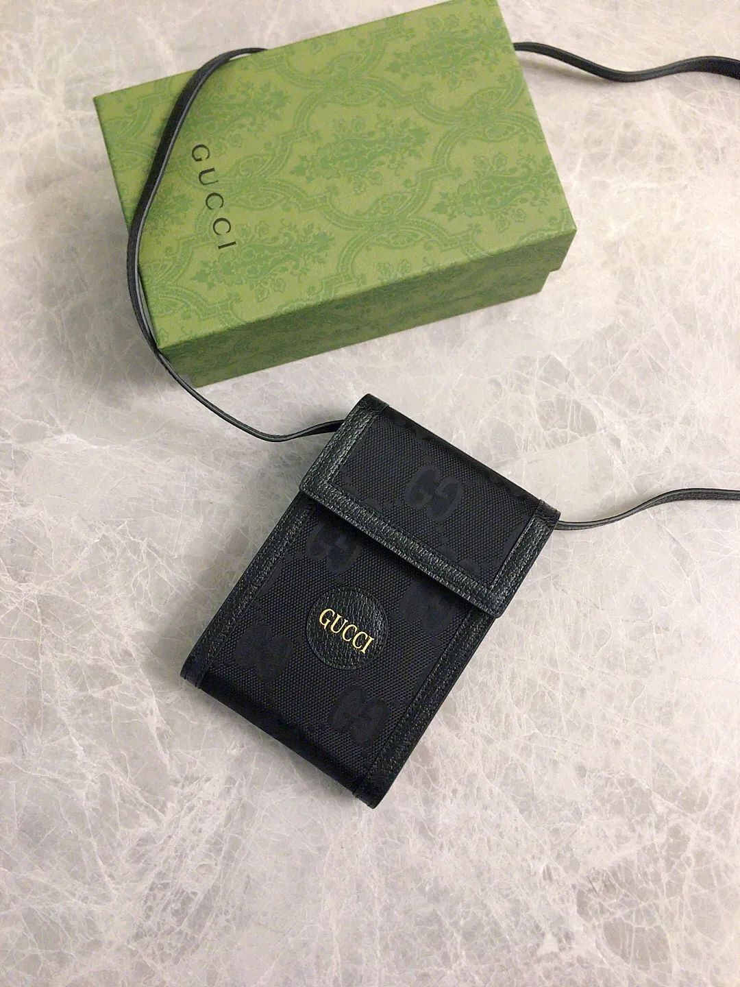 💰560 🇭🇺🇭🇺Official website sync new style‼ ️The 2020 early autumn Gucci Off The Grid series is the first series of Gucci Circular Lines. 🧵The design of this product line makes full use of a variety of recyclable and sustainably sourced organic bio-based materials 🧵Regenerated nylon is made of recyclable sewing threads and accessories 🧵Relying on a bright opaque background to highlight the brand's unique GG pattern element! 🧵Black leather piping, brass alloy metal accessories, decorated with Gucci brand genuine cowhide logo! Exquisite and stylish mobile phone bag! 🧵Model: 625599, size: 11.5x18x3.5cm