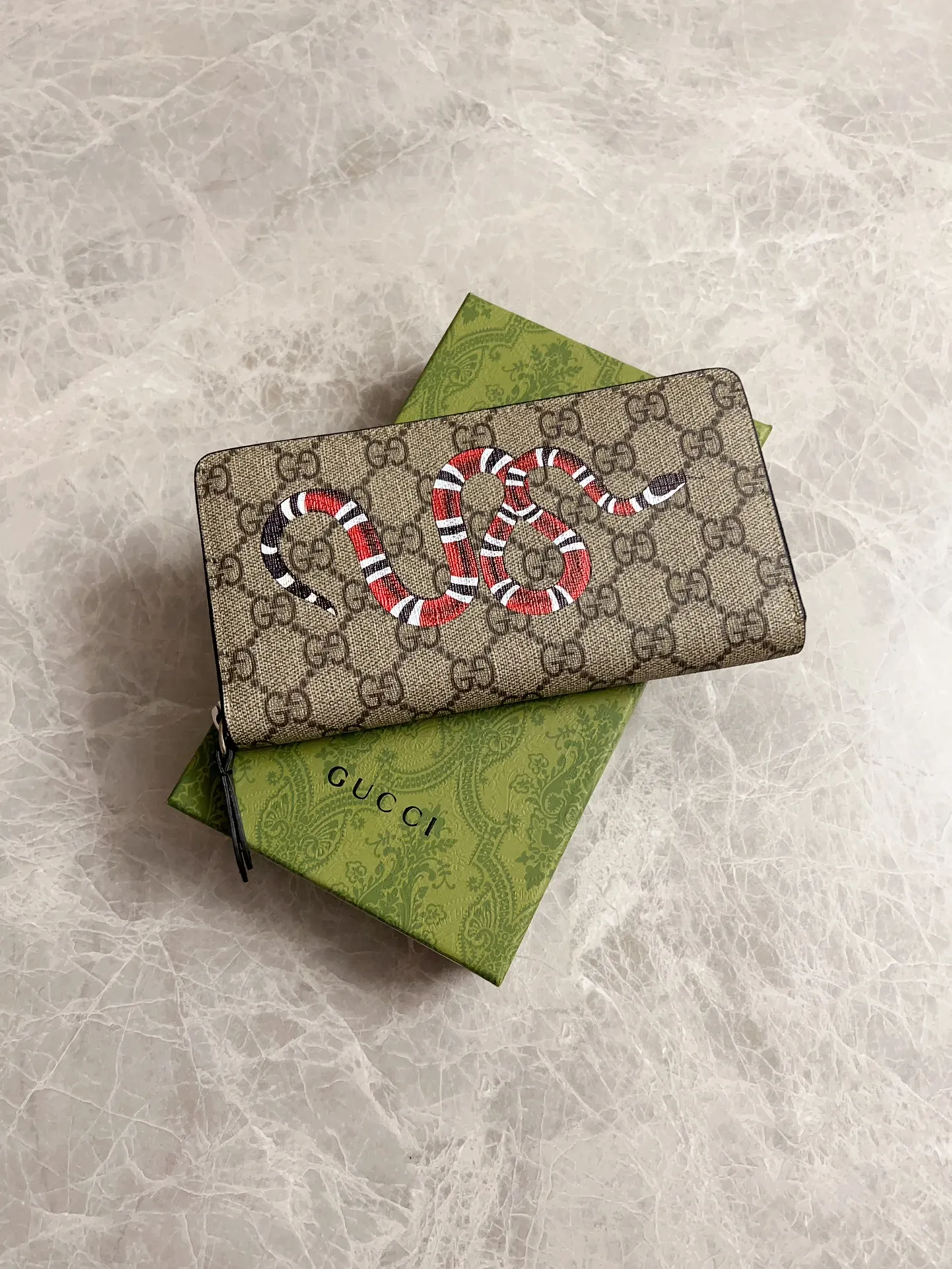 💰380 🇭🇺🇭🇺New men’s wallet! 🐍🐍Synchronized at the counter, original shaved leather with high-quality PVC fabric🐍🐍Tear-printed latest Striped Snake logo🐍🐍Cotton cloth bronze gold pull money, fine oil edge workmanship, simple and elegant, fashionable and domineering,🐍🐍Model: 451273, size: 19x10x2.5cm, color: Brown PVC-Black "Striped Snake"