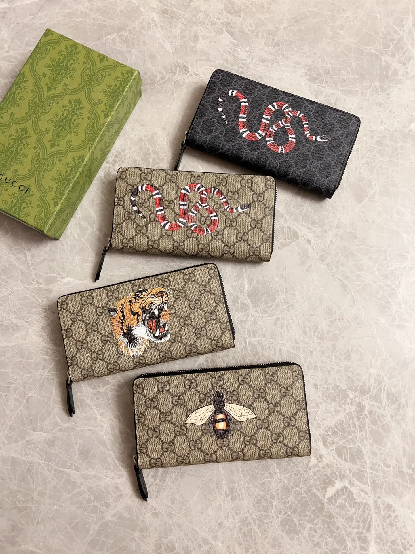 💰380 🇭🇺🇭🇺New men’s wallet! 🐍🐍Synchronized at the counter, original shaved leather with high-quality PVC fabric🐍🐍Tear-printed latest Striped Snake logo🐍🐍Cotton cloth bronze gold pull money, fine oil edge workmanship, simple and elegant, fashionable and domineering,🐍🐍Model: 451273, size: 19x10x2.5cm, color: Brown PVC-Black "Striped Snake"