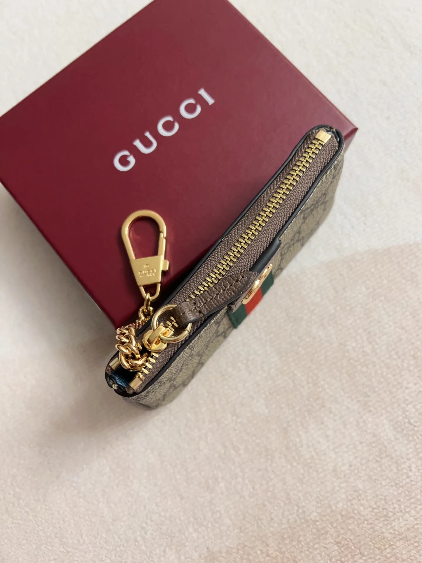💰320 🇭🇺🇭🇺 The official website is synchronized with the new model! Ophidia series ~ lipstick bag ~ wallet, 🍉🍉 is made of GG Supreme original factory pig pattern first-layer cowhide with PVC 🍉🍉 equipped with iconic double G hardware marks, classic red and green webbing, exquisitely made! 🍉🍉Model number: 838466🍉🍉Size: 12x7.5cm, color: brown maroon
