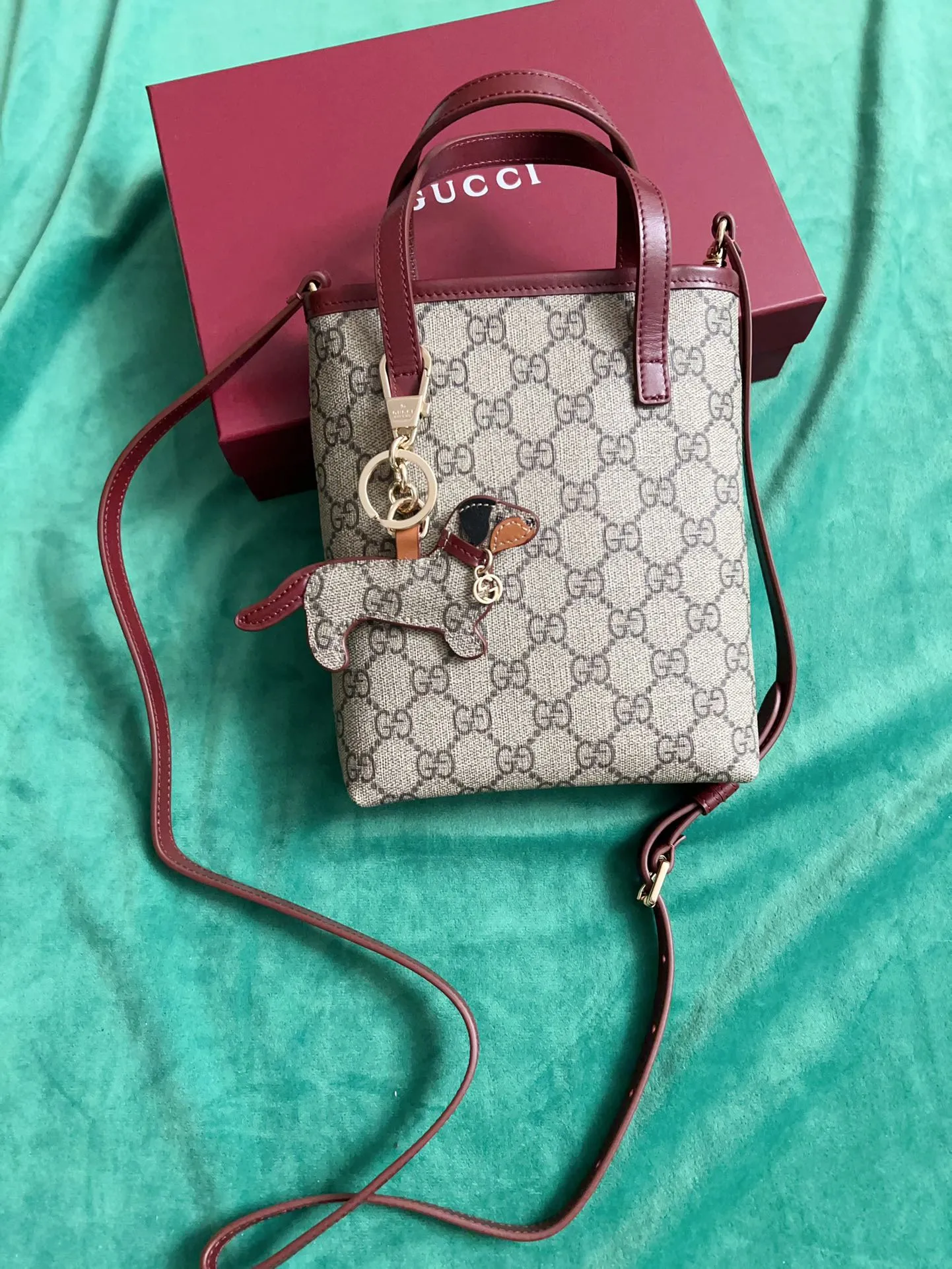 💰720 🇭🇺🇭🇺New product on official website! Exquisite small handbag (can be worn cross-body) PVC with original factory calfskin, 🧤🧤 with exquisite cute animal pendant 🧤🧤 No. 831899, size: 20x15x5cm, 🧤🧤 little red cat, puppy, panda, owl, exquisite and cute! 4 colors original single product!
