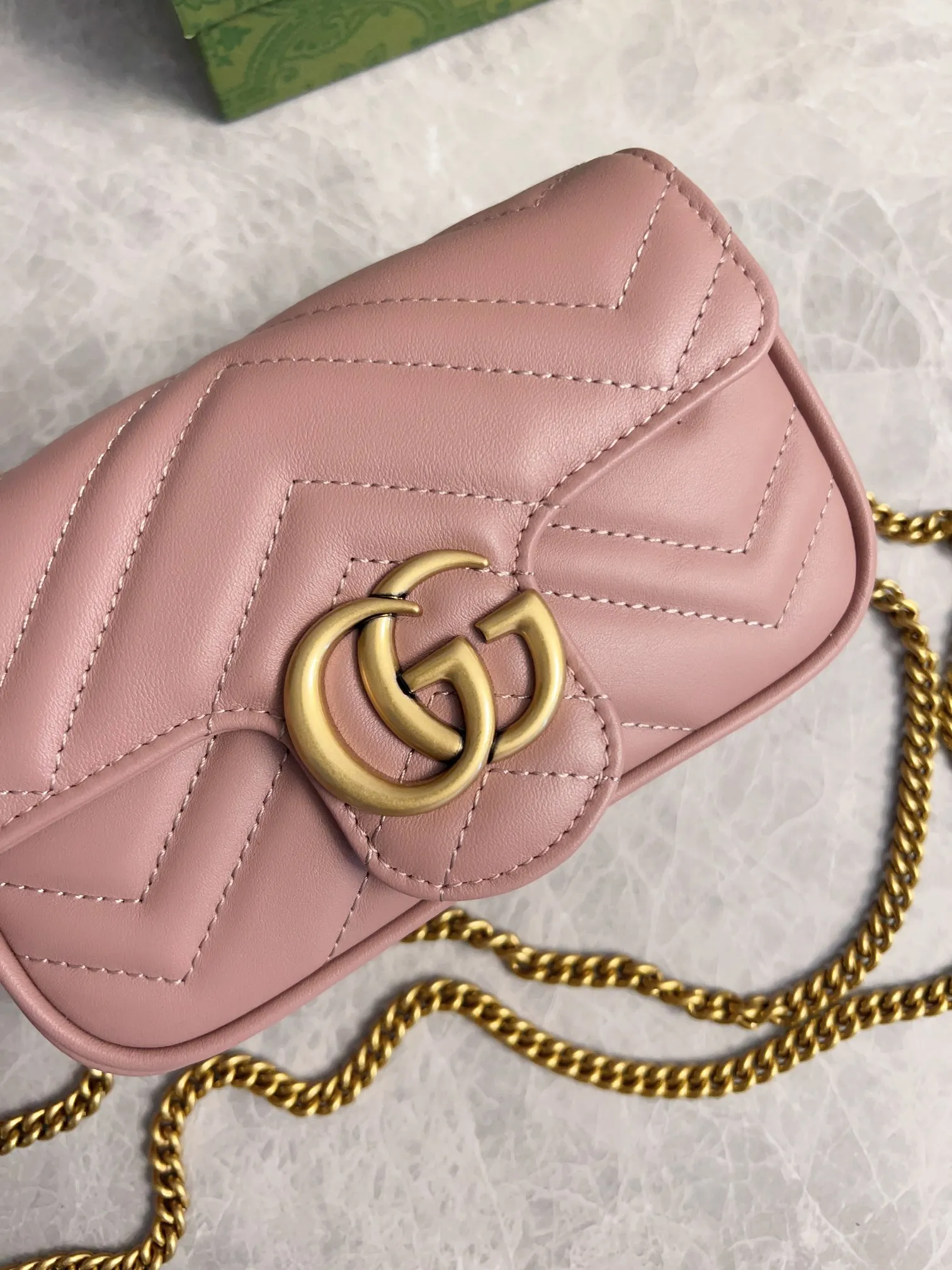 💰600 upgraded version 🇭🇺🇭🇺GUCCI official website updated simultaneously ~ GG marmont series 🐡🐡The latest mini bag, a cute and stylish artifact 🐡🐡The cute design is more practical and can easily accommodate plus mobile phones, lipsticks, and small card holders🐡🐡Imported calfskin is soft to the touch, fashionable and compact! 🐡🐡 Model: 476433, size: 16.5*10.2*5.1 cm, color: black, green, white, bright red, nude pink