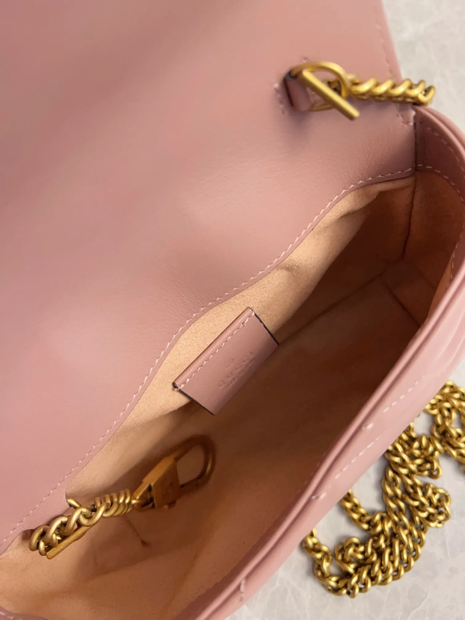 💰600 upgraded version 🇭🇺🇭🇺GUCCI official website updated simultaneously ~ GG marmont series 🐡🐡The latest mini bag, a cute and stylish artifact 🐡🐡The cute design is more practical and can easily accommodate plus mobile phones, lipsticks, and small card holders🐡🐡Imported calfskin is soft to the touch, fashionable and compact! 🐡🐡 Model: 476433, size: 16.5*10.2*5.1 cm, color: black, green, white, bright red, nude pink