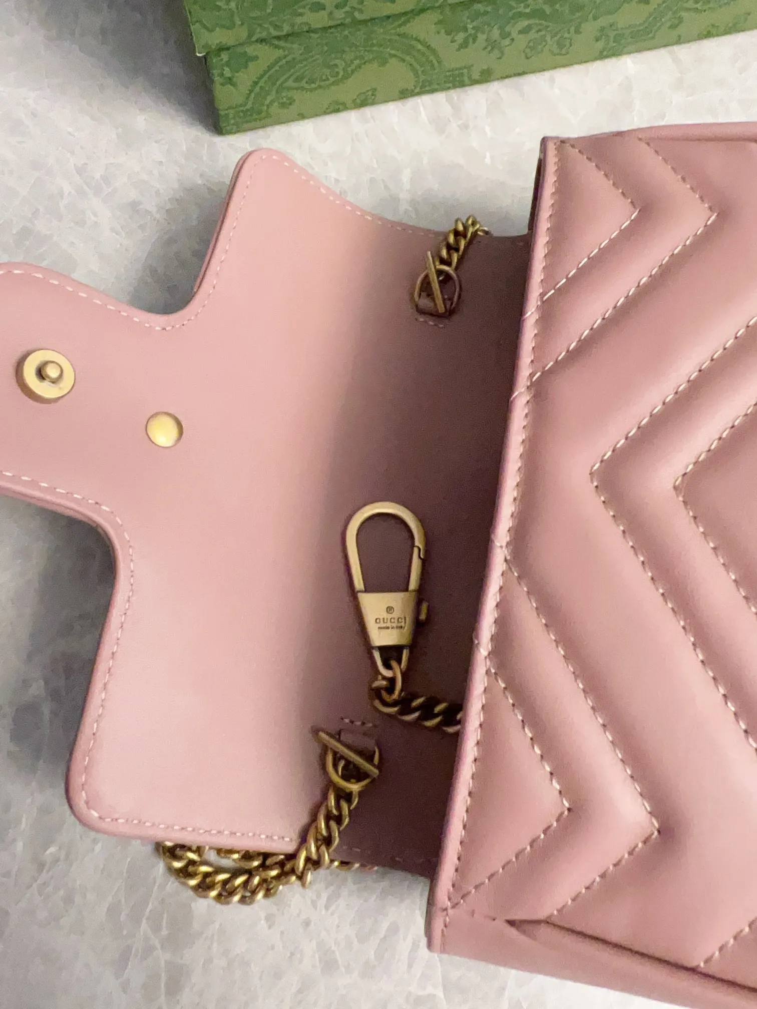 💰600 upgraded version 🇭🇺🇭🇺GUCCI official website updated simultaneously ~ GG marmont series 🐡🐡The latest mini bag, a cute and stylish artifact 🐡🐡The cute design is more practical and can easily accommodate plus mobile phones, lipsticks, and small card holders🐡🐡Imported calfskin is soft to the touch, fashionable and compact! 🐡🐡 Model: 476433, size: 16.5*10.2*5.1 cm, color: black, green, white, bright red, nude pink