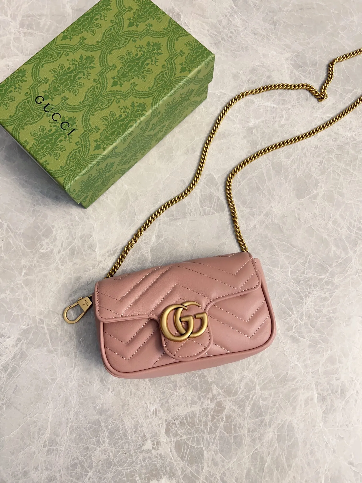 💰600 upgraded version 🇭🇺🇭🇺GUCCI official website updated simultaneously ~ GG marmont series 🐡🐡The latest mini bag, a cute and stylish artifact 🐡🐡The cute design is more practical and can easily accommodate plus mobile phones, lipsticks, and small card holders🐡🐡Imported calfskin is soft to the touch, fashionable and compact! 🐡🐡 Model: 476433, size: 16.5*10.2*5.1 cm, color: black, green, white, bright red, nude pink