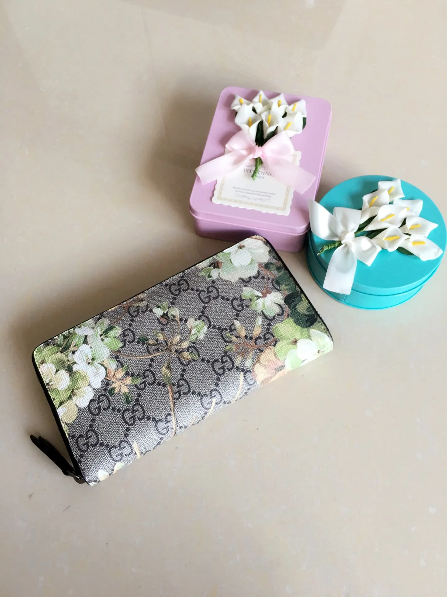 💰400 🇮🇹🇮🇹New colors available! 🌳🌳 Latest personalized fashion 🌹🌹Women's zipper wallet 404071 "Tear-off flower PVC" with original cowhide, original hardware 🌻🌻Leading fashion temperament, super classy🌸🌸 Coffee, cherry blossom pink, maroon, green flower/black, ice blue flower-big red, ice blue flower-black 🌷🌷6 colors available, size 19.5～10～2.5