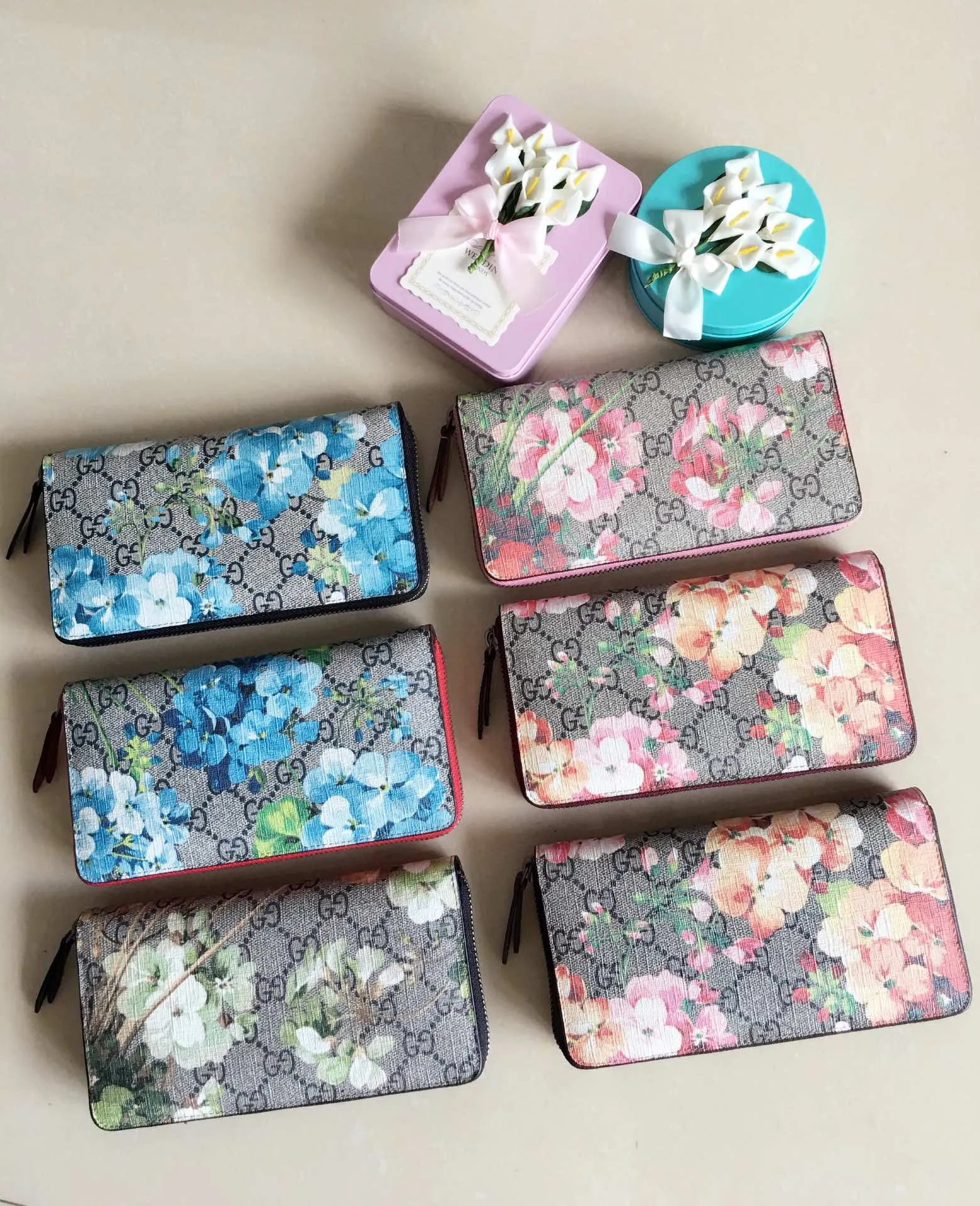 💰400 🇮🇹🇮🇹New colors available! 🌳🌳 Latest personalized fashion 🌹🌹Women's zipper wallet 404071 "Tear-off flower PVC" with original cowhide, original hardware 🌻🌻Leading fashion temperament, super classy🌸🌸 Coffee, cherry blossom pink, maroon, green flower/black, ice blue flower-big red, ice blue flower-black 🌷🌷6 colors available, size 19.5～10～2.5