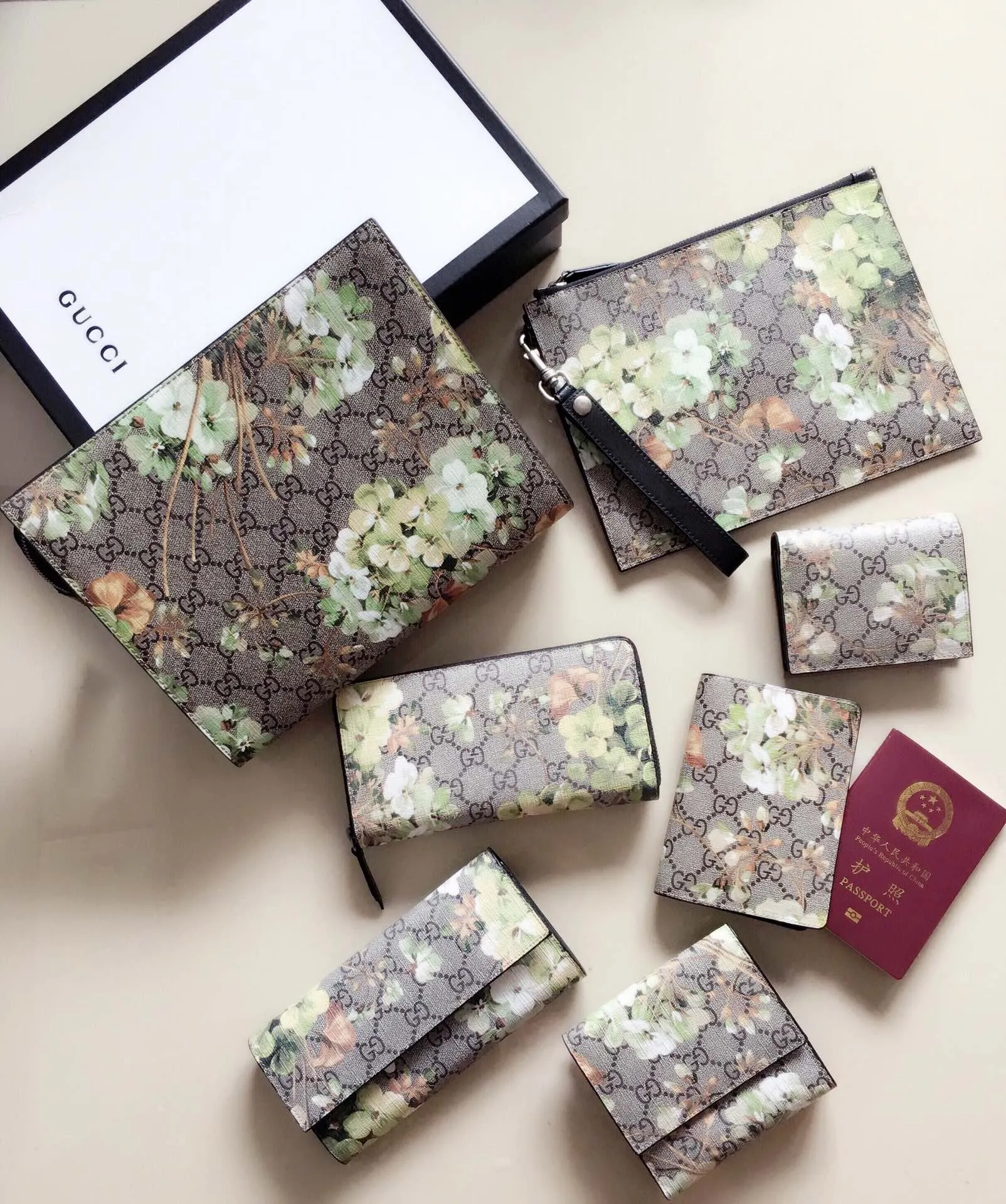 💰400 🇮🇹🇮🇹New colors available! 🌳🌳 Latest personalized fashion 🌹🌹Women's zipper wallet 404071 "Tear-off flower PVC" with original cowhide, original hardware 🌻🌻Leading fashion temperament, super classy🌸🌸 Coffee, cherry blossom pink, maroon, green flower/black, ice blue flower-big red, ice blue flower-black 🌷🌷6 colors available, size 19.5～10～2.5