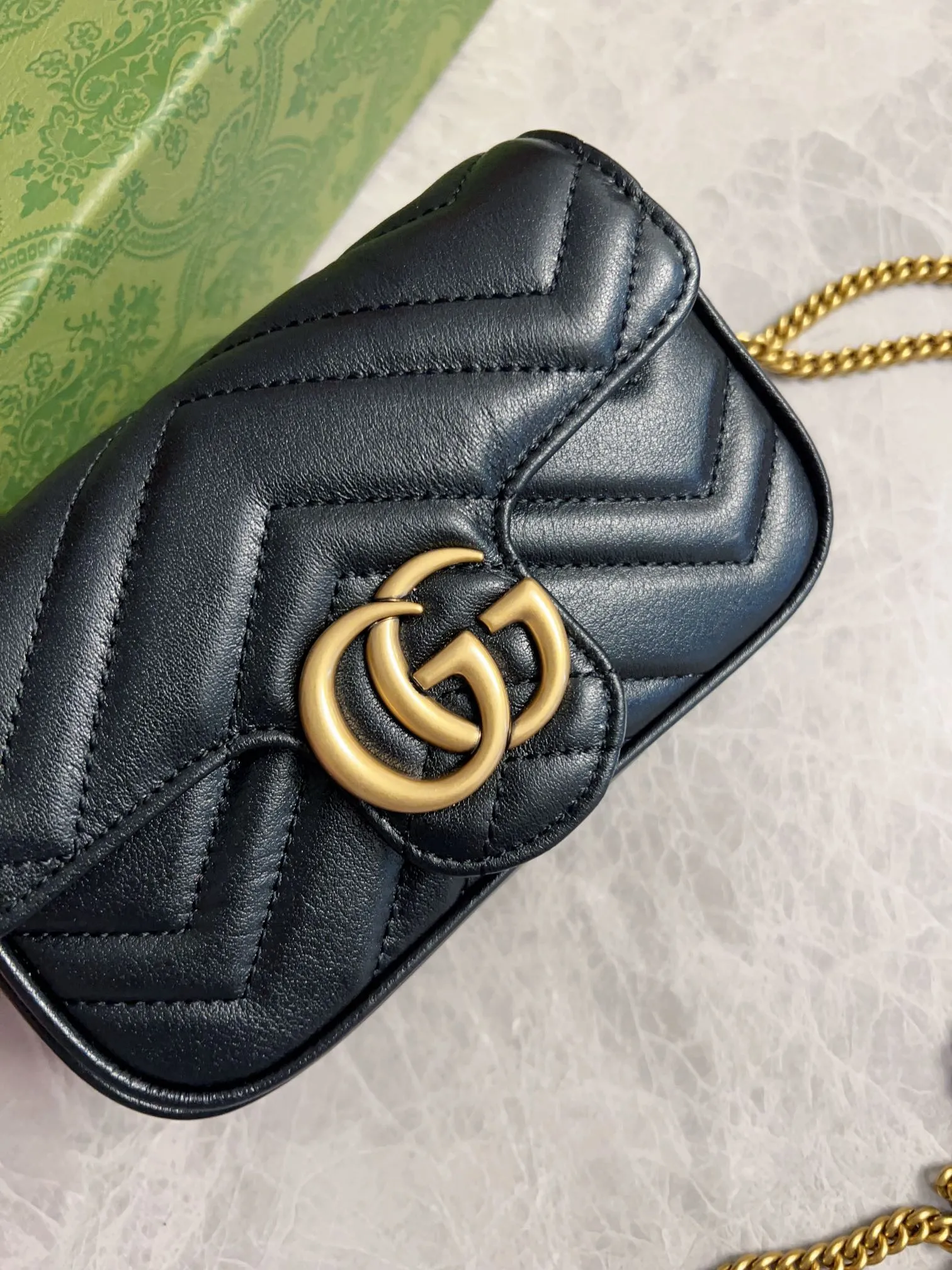 💰600 upgraded version 🇭🇺🇭🇺GUCCI official website updated simultaneously ~ GG marmont series 🐡🐡The latest mini bag, a cute and stylish artifact 🐡🐡The cute design is more practical and can easily accommodate plus mobile phones, lipsticks, and small card holders🐡🐡Imported calfskin is soft to the touch, fashionable and compact! 🐡🐡 Model: 476433, size: 16.5*10.2*5.1 cm, color: black, green, white, bright red, nude pink