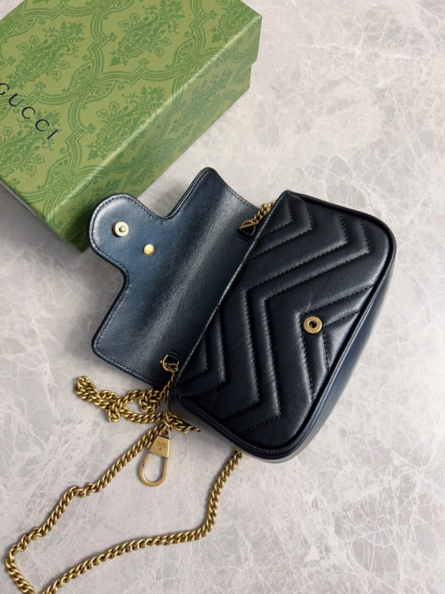 💰600 upgraded version 🇭🇺🇭🇺GUCCI official website updated simultaneously ~ GG marmont series 🐡🐡The latest mini bag, a cute and stylish artifact 🐡🐡The cute design is more practical and can easily accommodate plus mobile phones, lipsticks, and small card holders🐡🐡Imported calfskin is soft to the touch, fashionable and compact! 🐡🐡 Model: 476433, size: 16.5*10.2*5.1 cm, color: black, green, white, bright red, nude pink