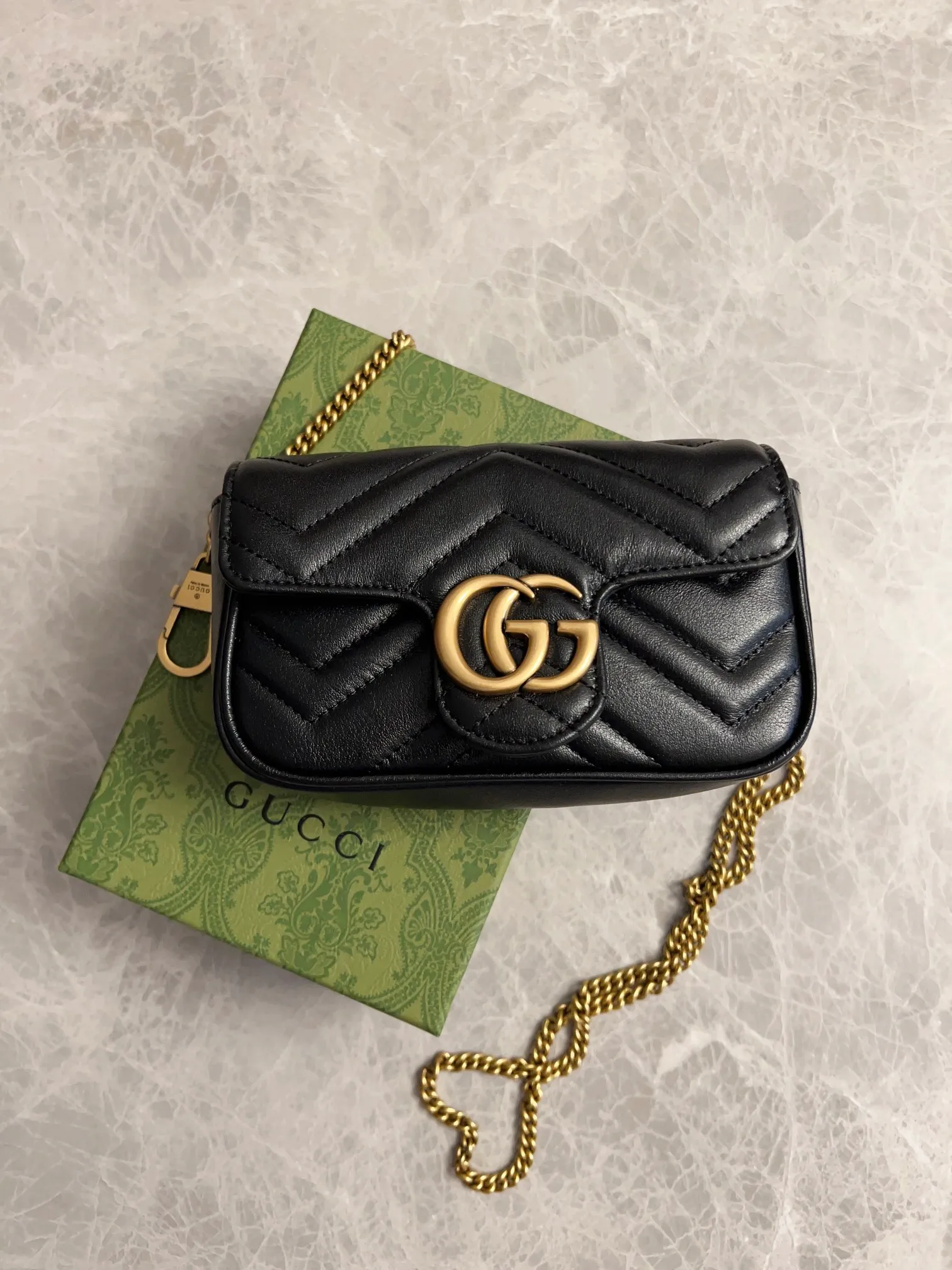 💰600 upgraded version 🇭🇺🇭🇺GUCCI official website updated simultaneously ~ GG marmont series 🐡🐡The latest mini bag, a cute and stylish artifact 🐡🐡The cute design is more practical and can easily accommodate plus mobile phones, lipsticks, and small card holders🐡🐡Imported calfskin is soft to the touch, fashionable and compact! 🐡🐡 Model: 476433, size: 16.5*10.2*5.1 cm, color: black, green, white, bright red, nude pink