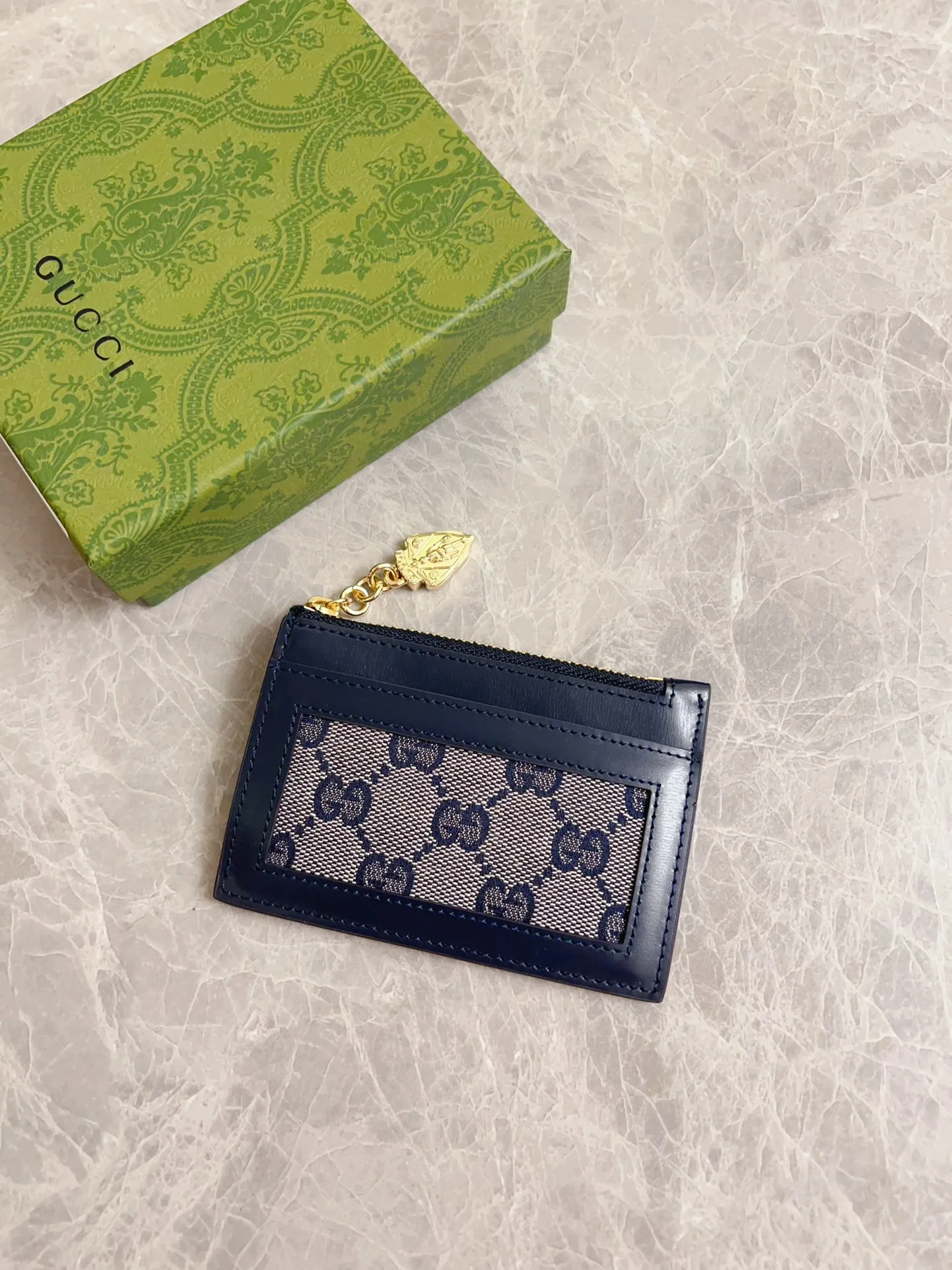 💰350 🇮🇹🇮🇹The Gucci Luce series exudes a strong sense of playfulness and fun. "Luce" means "light" in Italian. Original GG canvas, elegant blue cowhide trimmings and light gold-toned hardware are complemented by beige and ebony graphics. Exquisite shield puller! Model: 790033 Size: 11.5x 7.5x 1.5cm Color: Blue/Brown