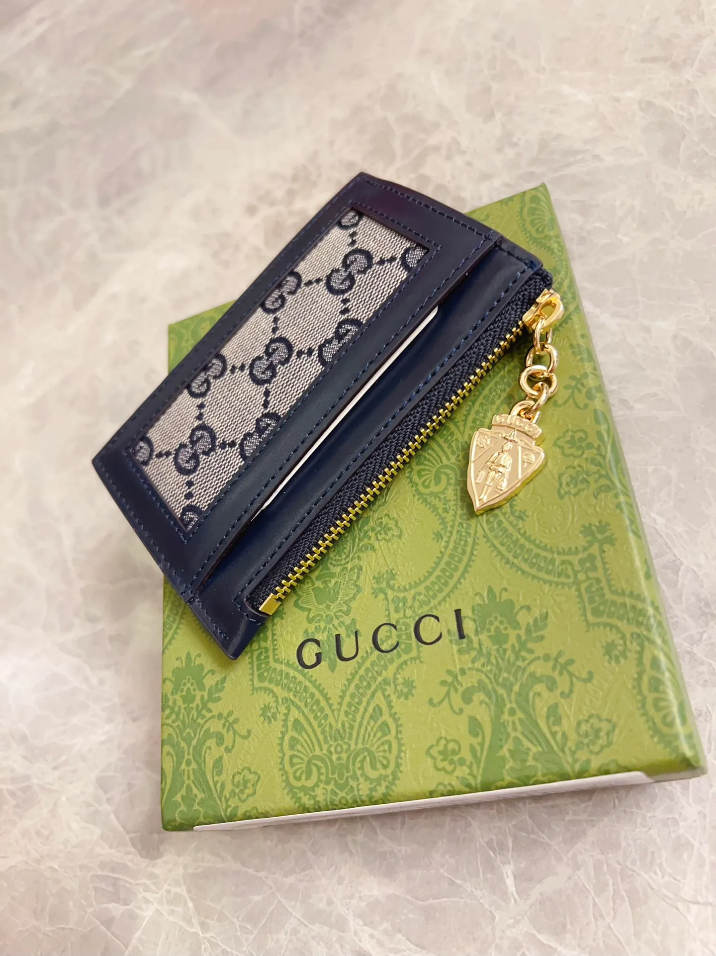 💰350 🇮🇹🇮🇹The Gucci Luce series exudes a strong sense of playfulness and fun. "Luce" means "light" in Italian. Original GG canvas, elegant blue cowhide trimmings and light gold-toned hardware are complemented by beige and ebony graphics. Exquisite shield puller! Model: 790033 Size: 11.5x 7.5x 1.5cm Color: Blue/Brown