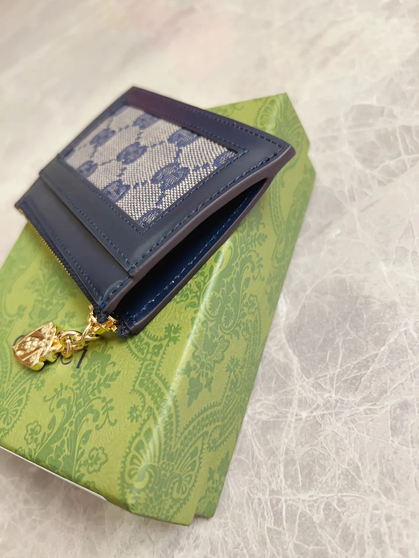 💰350 🇮🇹🇮🇹The Gucci Luce series exudes a strong sense of playfulness and fun. "Luce" means "light" in Italian. Original GG canvas, elegant blue cowhide trimmings and light gold-toned hardware are complemented by beige and ebony graphics. Exquisite shield puller! Model: 790033 Size: 11.5x 7.5x 1.5cm Color: Blue/Brown