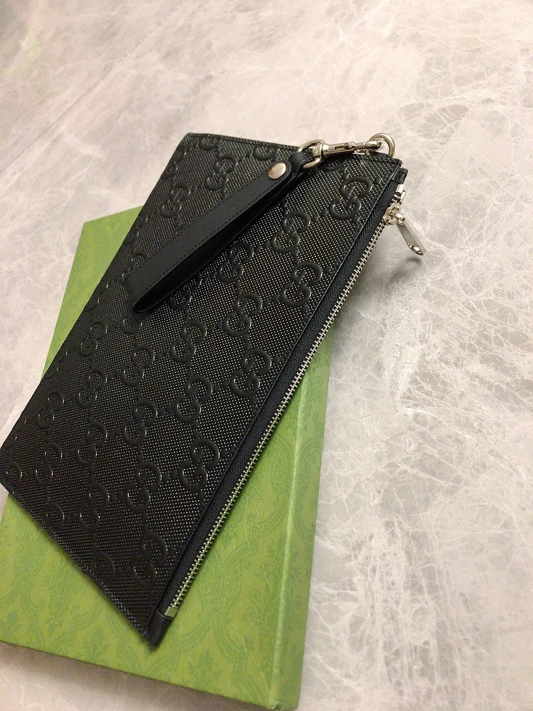 💰540 🇭🇺🇭🇺gucci~2020 early autumn new handbag🌂🌂GG original factory cowhide cleverly integrated into punching holes and brand logo double G embossing🌂🌂Highlight the extraordinary design quality, simple and elegant, super large capacity, very practical🌂🌂Detachable Italian leather wristband! Actual photo, model: 625569, color: Kepi, size: width 30.5×height 21×depth 1.5cm