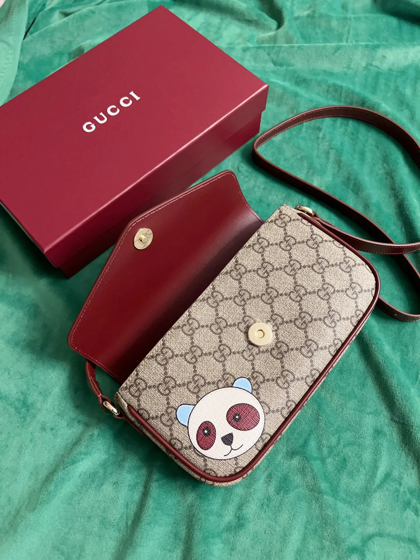 💰760 🇭🇺🇭🇺New product on official website! Exquisite panda bag, 🐼🐼PVC with burgundy calf leather, cute and exquisite panda printed on the leather! 🐼🐼Adjustable leather shoulder strap, model number 818764, size: 22x13x4🐼🐼Original product!