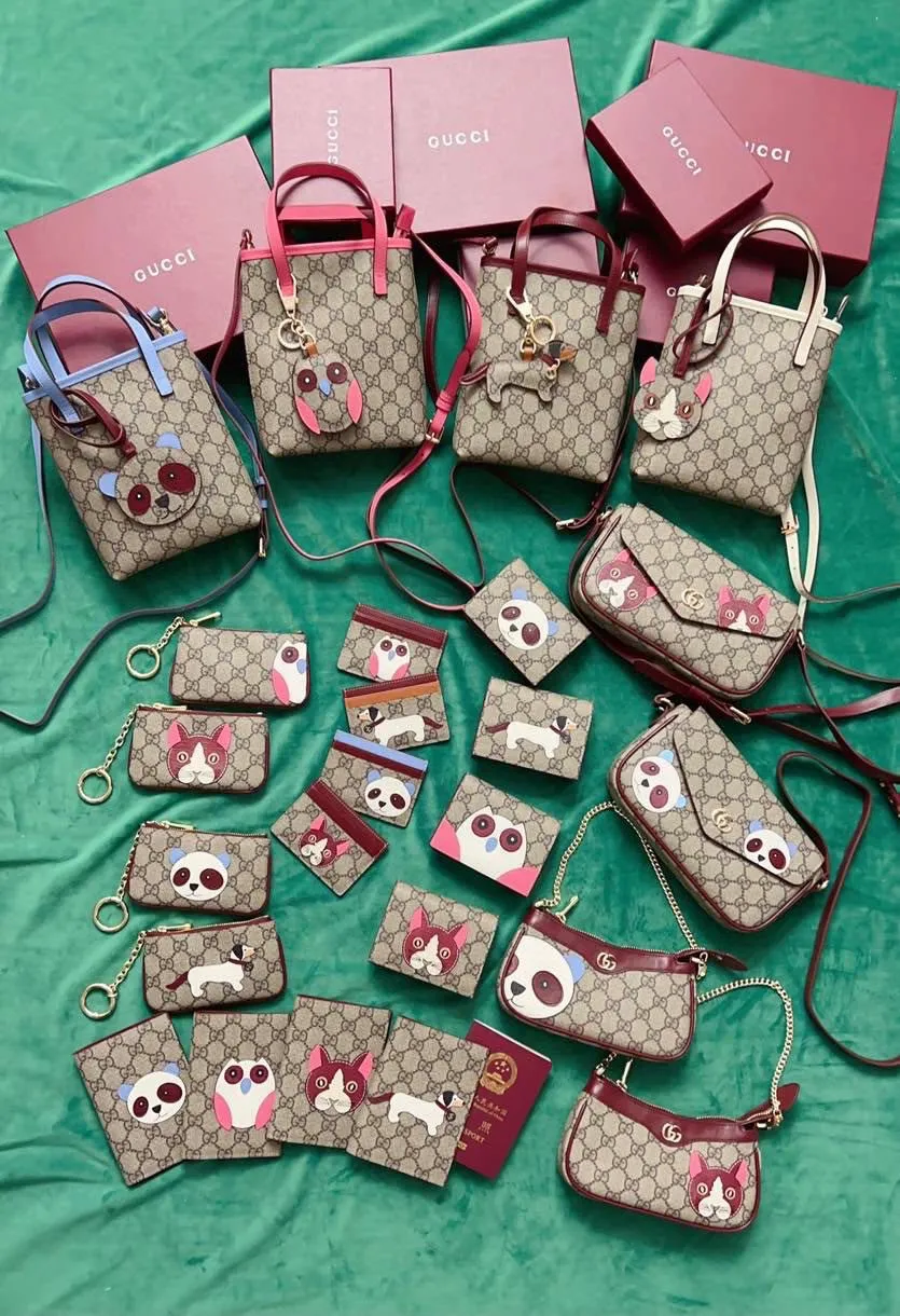 💰760 🇭🇺🇭🇺New product on official website! Exquisite panda bag, 🐼🐼PVC with burgundy calf leather, cute and exquisite panda printed on the leather! 🐼🐼Adjustable leather shoulder strap, model number 818764, size: 22x13x4🐼🐼Original product!