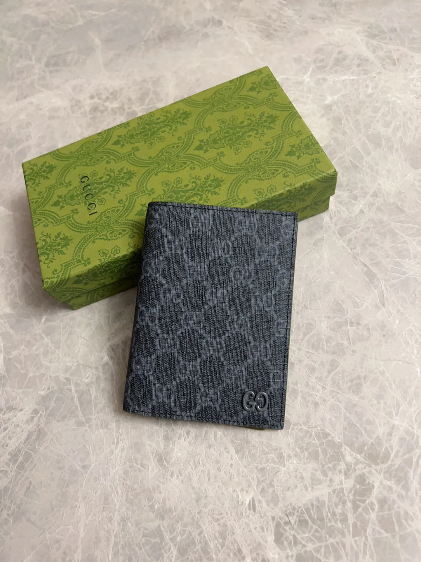 💰360 🇭🇺🇭🇺Gucci’s latest collection ~ Passport holder 🧬🧬The two-tone design full of contrasting beauty makes the GG logo emblazoned on the bag stand out🧬🧬The fabric is made of black GG and the lining is made of contrasting cowhide 🧬🧬Black GG Supreme canvas with dark gray ceramic effect double G, size: 13.5x 9.5cm Model: 795229