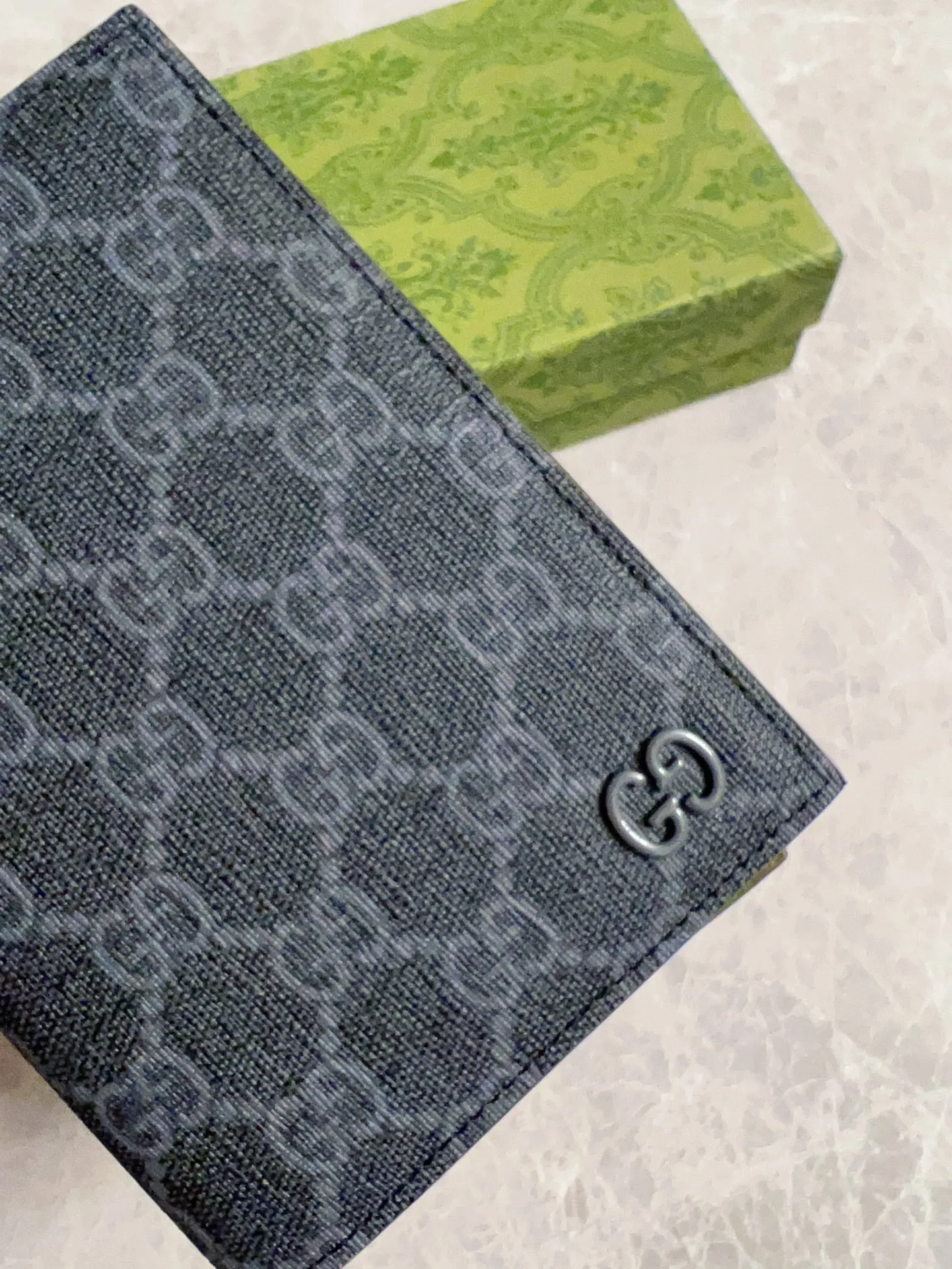💰360 🇭🇺🇭🇺Gucci’s latest collection ~ Passport holder 🧬🧬The two-tone design full of contrasting beauty makes the GG logo emblazoned on the bag stand out🧬🧬The fabric is made of black GG and the lining is made of contrasting cowhide 🧬🧬Black GG Supreme canvas with dark gray ceramic effect double G, size: 13.5x 9.5cm Model: 795229