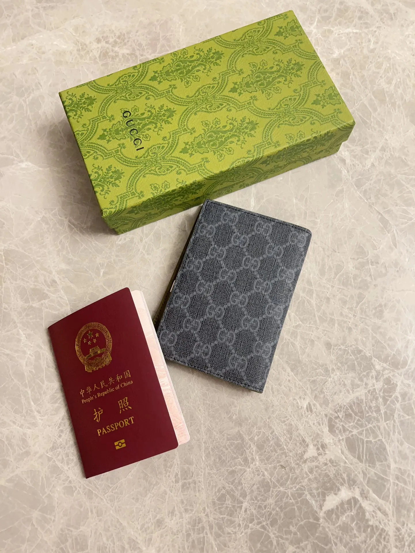 💰360 🇭🇺🇭🇺Gucci’s latest collection ~ Passport holder 🧬🧬The two-tone design full of contrasting beauty makes the GG logo emblazoned on the bag stand out🧬🧬The fabric is made of black GG and the lining is made of contrasting cowhide 🧬🧬Black GG Supreme canvas with dark gray ceramic effect double G, size: 13.5x 9.5cm Model: 795229