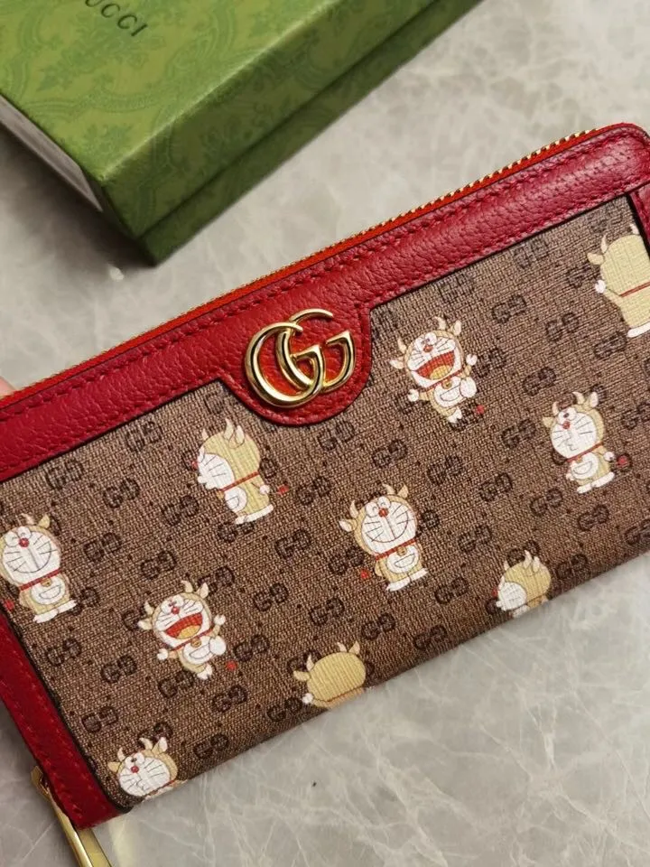 💰430🇭🇺🇭🇺 GUCCI’s latest little golden bull! Original product! 🧤 🧤 Doraemon x Gucci joint series ~ zipper wallet! Colorful PVC high-grade fabric is used to tear-print "Big Fatty with Horns" Doraemon's various cute expressions, matched with original factory pig-grain cowhide, exquisite and fashionable, model number: 654540, size: 19x10x2.5cm