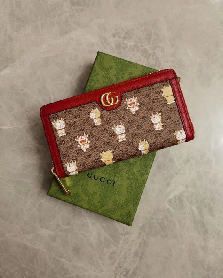💰430🇭🇺🇭🇺 GUCCI’s latest little golden bull! Original product! 🧤 🧤 Doraemon x Gucci joint series ~ zipper wallet! Colorful PVC high-grade fabric is used to tear-print "Big Fatty with Horns" Doraemon's various cute expressions, matched with original factory pig-grain cowhide, exquisite and fashionable, model number: 654540, size: 19x10x2.5cm