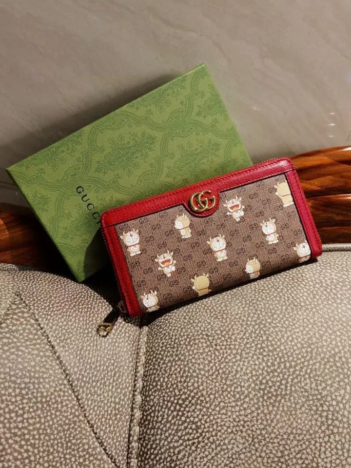 💰430🇭🇺🇭🇺 GUCCI’s latest little golden bull! Original product! 🧤 🧤 Doraemon x Gucci joint series ~ zipper wallet! Colorful PVC high-grade fabric is used to tear-print "Big Fatty with Horns" Doraemon's various cute expressions, matched with original factory pig-grain cowhide, exquisite and fashionable, model number: 654540, size: 19x10x2.5cm