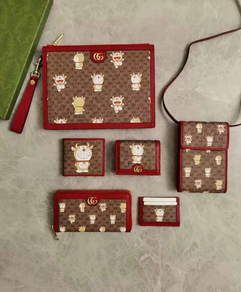 💰430🇭🇺🇭🇺 GUCCI’s latest little golden bull! Original product! 🧤 🧤 Doraemon x Gucci joint series ~ zipper wallet! Colorful PVC high-grade fabric is used to tear-print "Big Fatty with Horns" Doraemon's various cute expressions, matched with original factory pig-grain cowhide, exquisite and fashionable, model number: 654540, size: 19x10x2.5cm