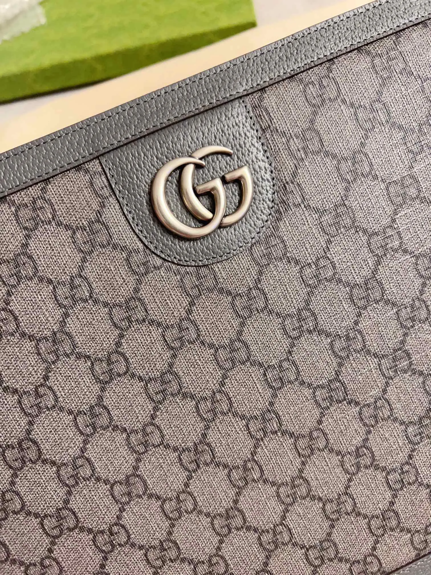 💰580 🇭🇺🇭🇺GucciO’s latest phidia series clutch bag, Ophidia series items have endless retro feelings. Gray GG Supreme canvas, gray cowhide leather trim, palladium tone hardware Double G, zippered inner pocket, zipper closure. Model: 674078 Dimensions: 34x 24x 5cm Color: gray/pvc.