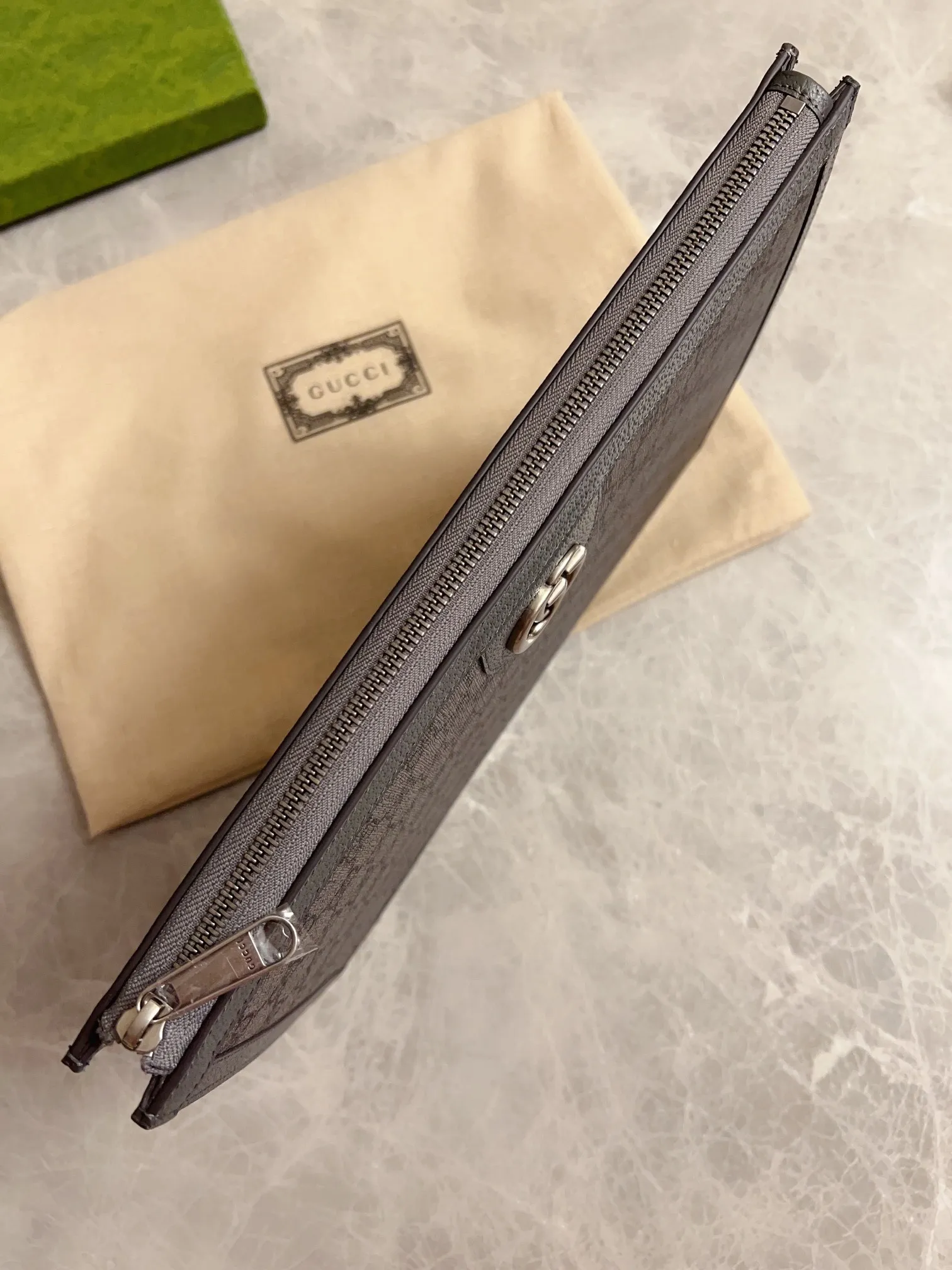 💰580 🇭🇺🇭🇺GucciO’s latest phidia series clutch bag, Ophidia series items have endless retro feelings. Gray GG Supreme canvas, gray cowhide leather trim, palladium tone hardware Double G, zippered inner pocket, zipper closure. Model: 674078 Dimensions: 34x 24x 5cm Color: gray/pvc.