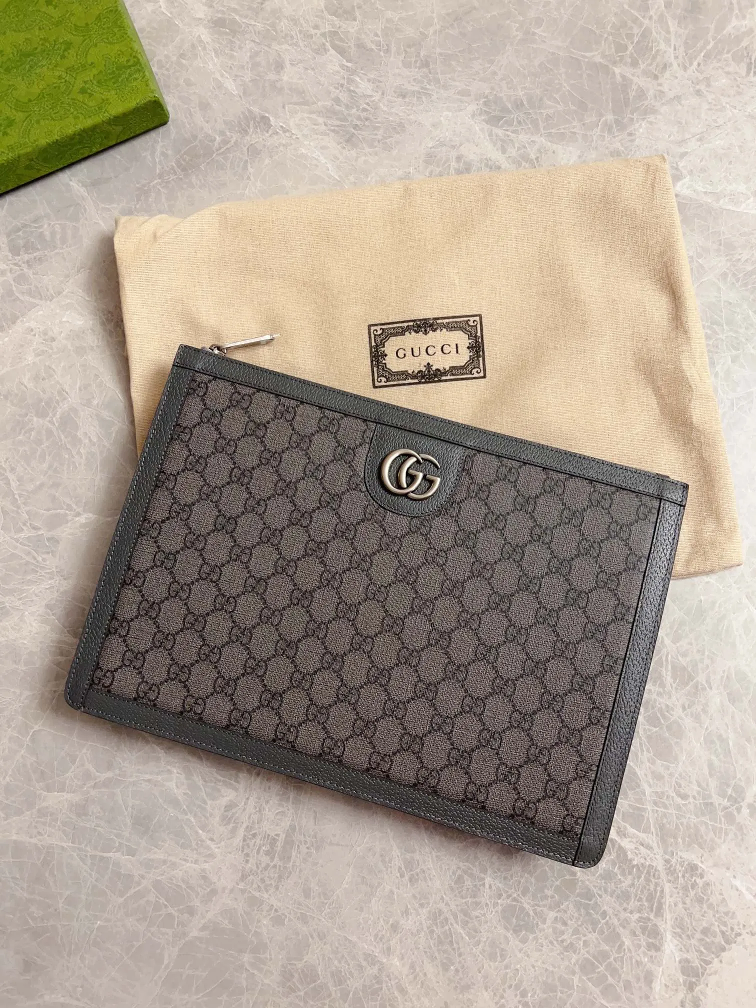 💰580 🇭🇺🇭🇺GucciO’s latest phidia series clutch bag, Ophidia series items have endless retro feelings. Gray GG Supreme canvas, gray cowhide leather trim, palladium tone hardware Double G, zippered inner pocket, zipper closure. Model: 674078 Dimensions: 34x 24x 5cm Color: gray/pvc.