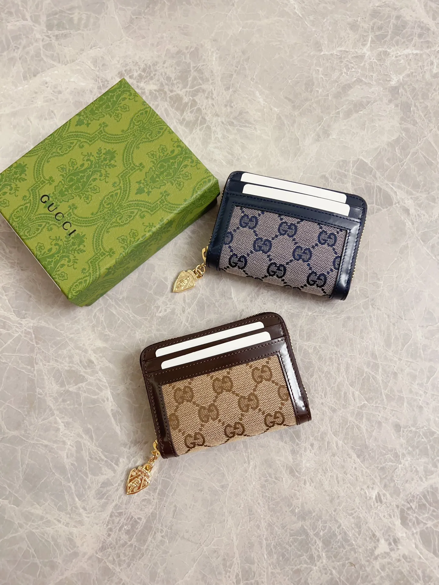 💰420 🇮🇹🇮🇹The Gucci Luce series exudes a strong sense of playfulness and fun. "Luce" means "light" in Italian. Original GG canvas, elegant blue cowhide trimmings and light gold-toned hardware are complemented by beige and ebony graphics. Exquisite shield puller! Model: 790037 Size: 11.5x 8.5x 3cm Color: blue/brown