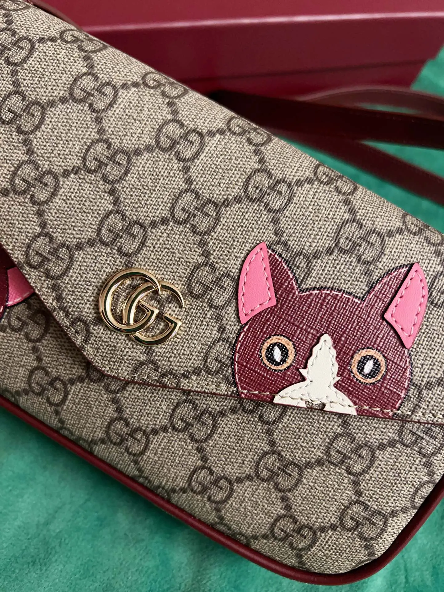 💰760 🇭🇺🇭🇺New product on official website! Exquisite little red cat bag, 🐱🐱PVC with burgundy calfskin, cute and delicate little red cat printed on the leather! 🐱🐱Adjustable leather shoulder strap, model number 818764, size: 22x13x4🐱🐱Original product!