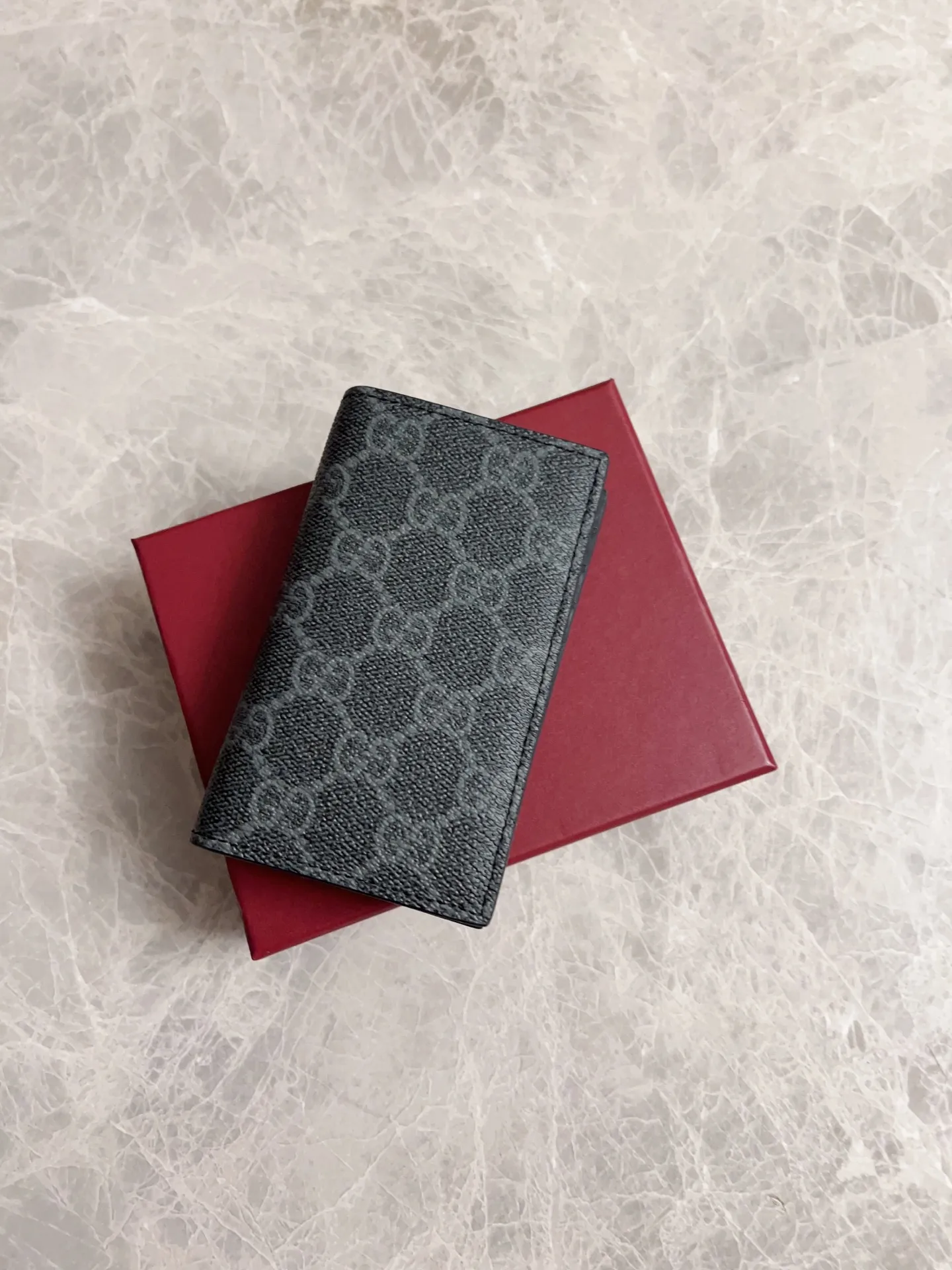 💰310 🇭🇺🇭🇺GG Emblem series reinterprets the classic double G pattern with creative design and innovative functions. 🍃🍃New granular PVC fabric with original factory calfskin, fashionable and versatile! 🍃🍃Brown, black Style number: 821209 Size: 12x7.5cm