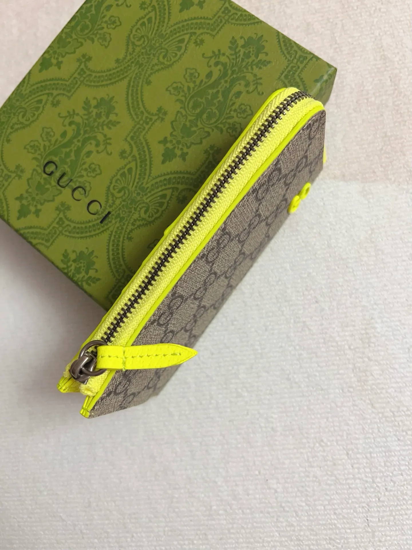 💰340 🇭🇺🇭🇺Gucci’s latest collection ~ card holder 🥗🥗 uses a contrasting two-tone design to bring out the GG logo emblazoned on the bag 🥗🥗The fabric is made of black GG and the lining is made of contrasting cowhide 🥗🥗Black GG Supreme canvas, fluorescent green Size: 13.5x 8cm Model: 795233 (original product)