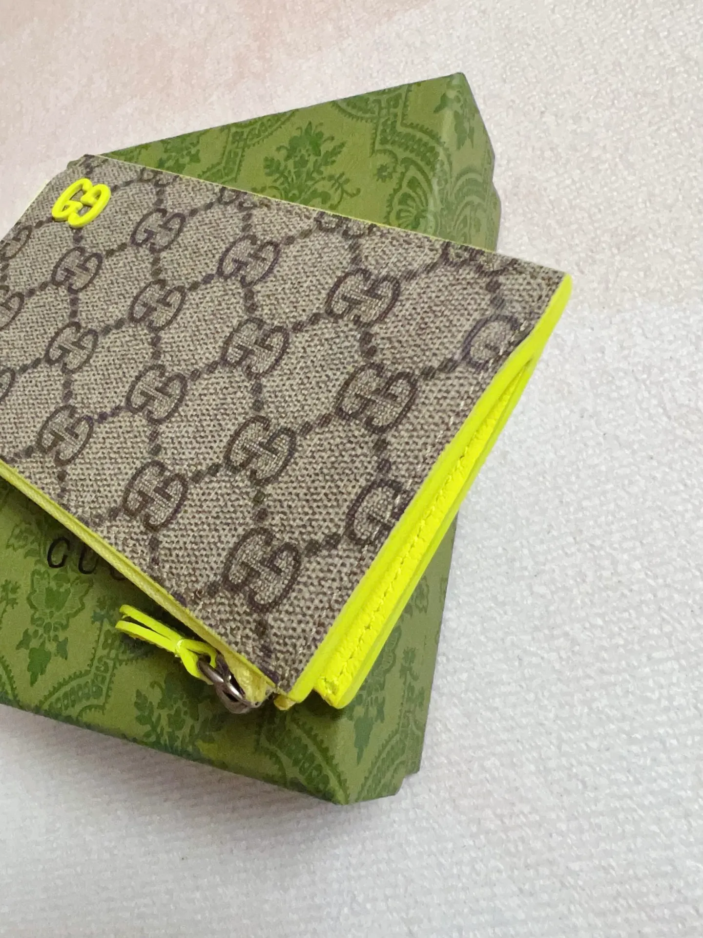 💰340 🇭🇺🇭🇺Gucci’s latest collection ~ card holder 🥗🥗 uses a contrasting two-tone design to bring out the GG logo emblazoned on the bag 🥗🥗The fabric is made of black GG and the lining is made of contrasting cowhide 🥗🥗Black GG Supreme canvas, fluorescent green Size: 13.5x 8cm Model: 795233 (original product)