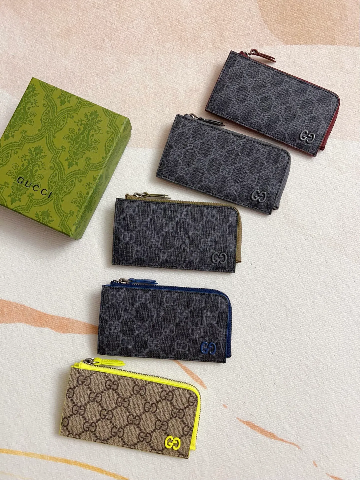 💰340 🇭🇺🇭🇺Gucci’s latest collection ~ card holder 🥗🥗 uses a contrasting two-tone design to bring out the GG logo emblazoned on the bag 🥗🥗The fabric is made of black GG and the lining is made of contrasting cowhide 🥗🥗Black GG Supreme canvas, fluorescent green Size: 13.5x 8cm Model: 795233 (original product)