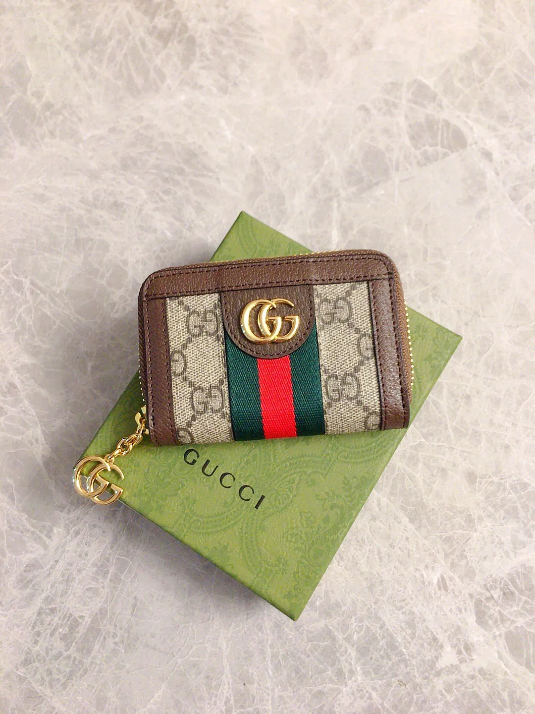 💰320🇭🇺🇭🇺 The new model is synchronized with the official website! Ophidia series ~ small key bag 🌿🌿 made of GG Supreme high-grade PVC fabric 🌿🌿 with iconic double G hardware marks, classic red and green webbing, built-in exquisite GG key chain pendant 🌿🌿 fashionable and elegant, lightweight and practical, 🌿🌿 model number: 523157, size: W10.5xH7x2.5cm, color: coffee