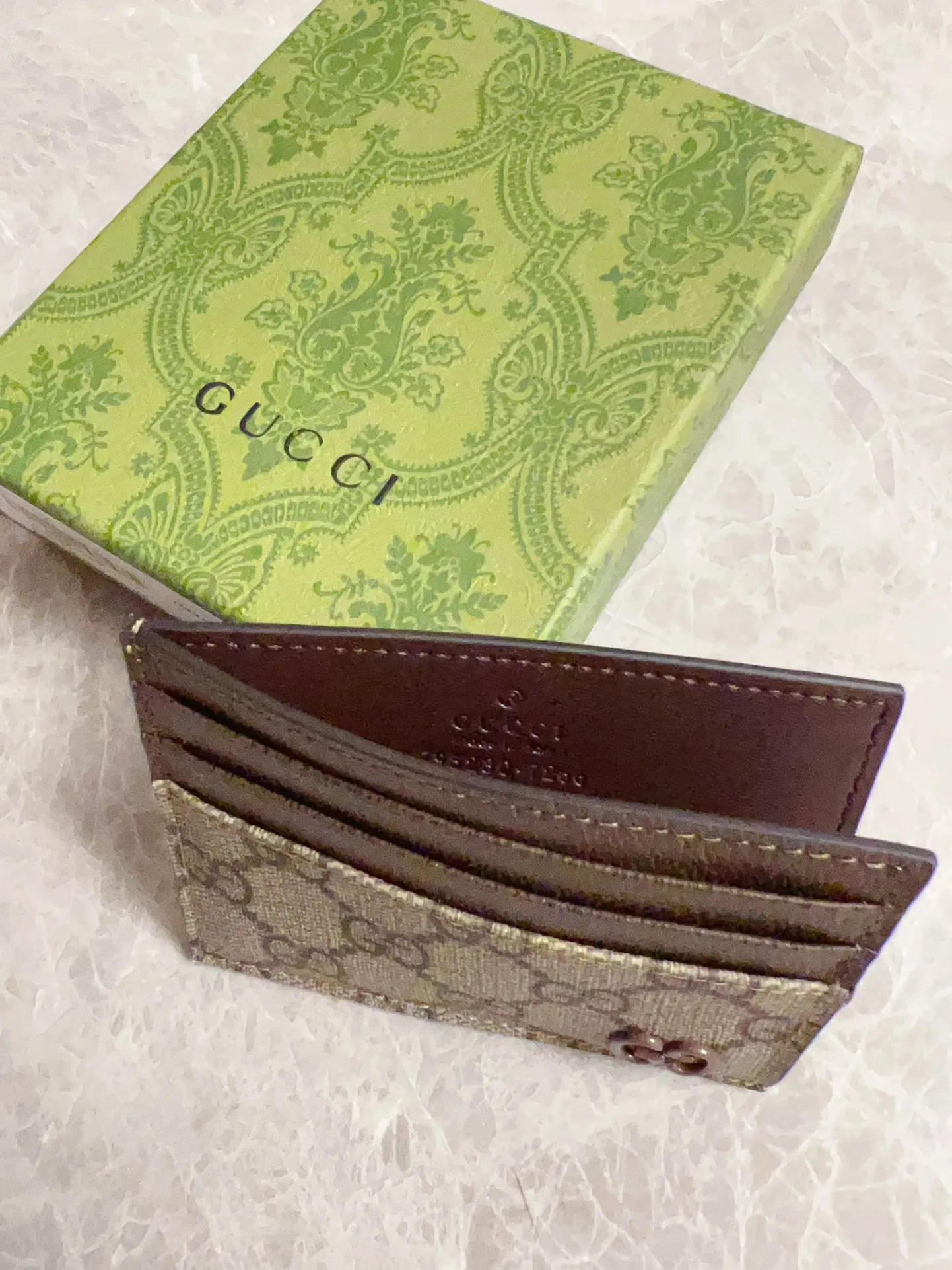 💰260 🇭🇺🇭🇺Gucci’s latest series is presented~Card holder🍖🍖The two-tone design full of contrasting beauty makes the GG logo emblazoned on the body of the bag shine.🍖🍖The interior is made of contrasting cowhide leather🍖🍖2 colors available Brown/Brown Brown/Maroon Size: 10x 8cm Model: 795230 (original product)
