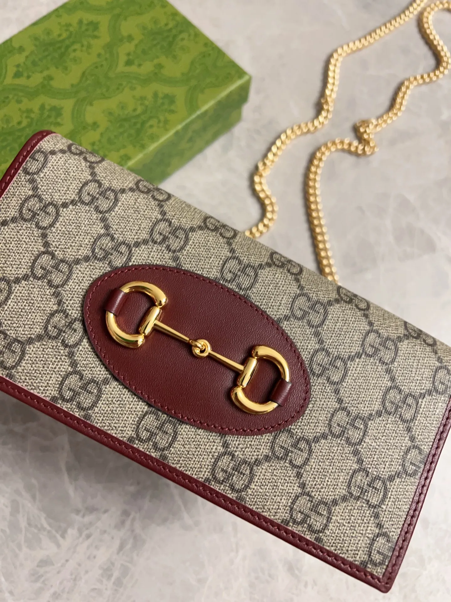💰560 🇭🇺🇭🇺Newly launched Gucci made of GG Supreme premium man-made canvas and brown leather 🍧🍧1955 Horsebit Card Holder This series adopts the same double ring and long strip design as the handbag 🍧🍧This detail is inspired by the brand’s equestrian origins 🍧🍧It is one of Gucci’s classic heritage🍧🍧It is also one of the brand’s most representative symbolic elements🍧🍧Model: 621892 Size: 19x10x4cm