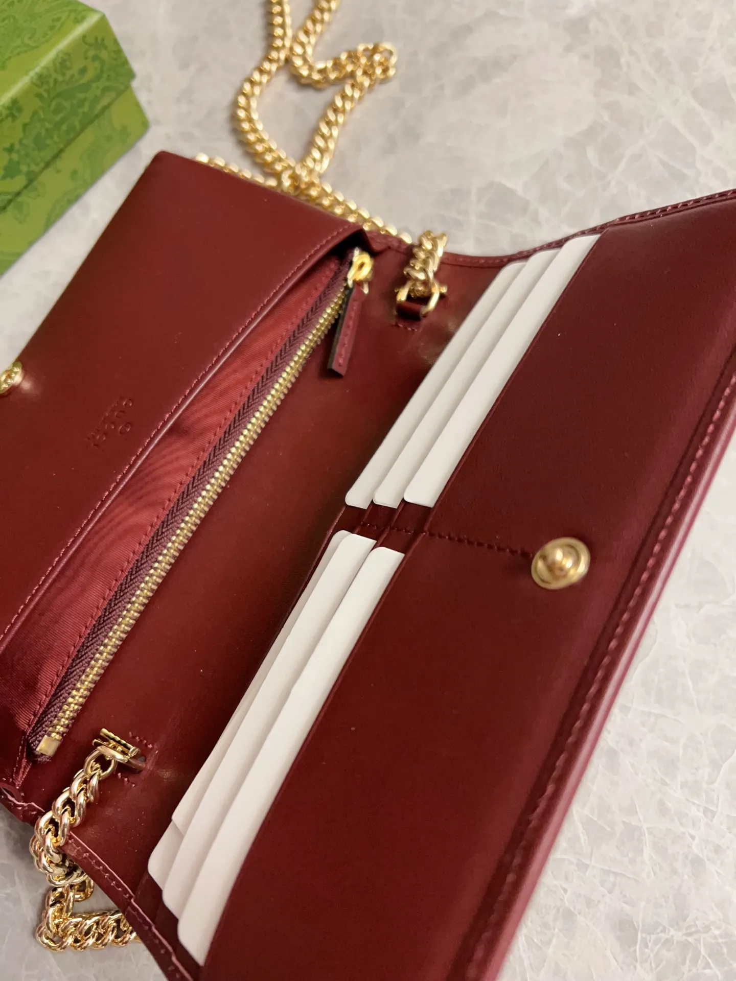💰560 🇭🇺🇭🇺Newly launched Gucci made of GG Supreme premium man-made canvas and brown leather 🍧🍧1955 Horsebit Card Holder This series adopts the same double ring and long strip design as the handbag 🍧🍧This detail is inspired by the brand’s equestrian origins 🍧🍧It is one of Gucci’s classic heritage🍧🍧It is also one of the brand’s most representative symbolic elements🍧🍧Model: 621892 Size: 19x10x4cm
