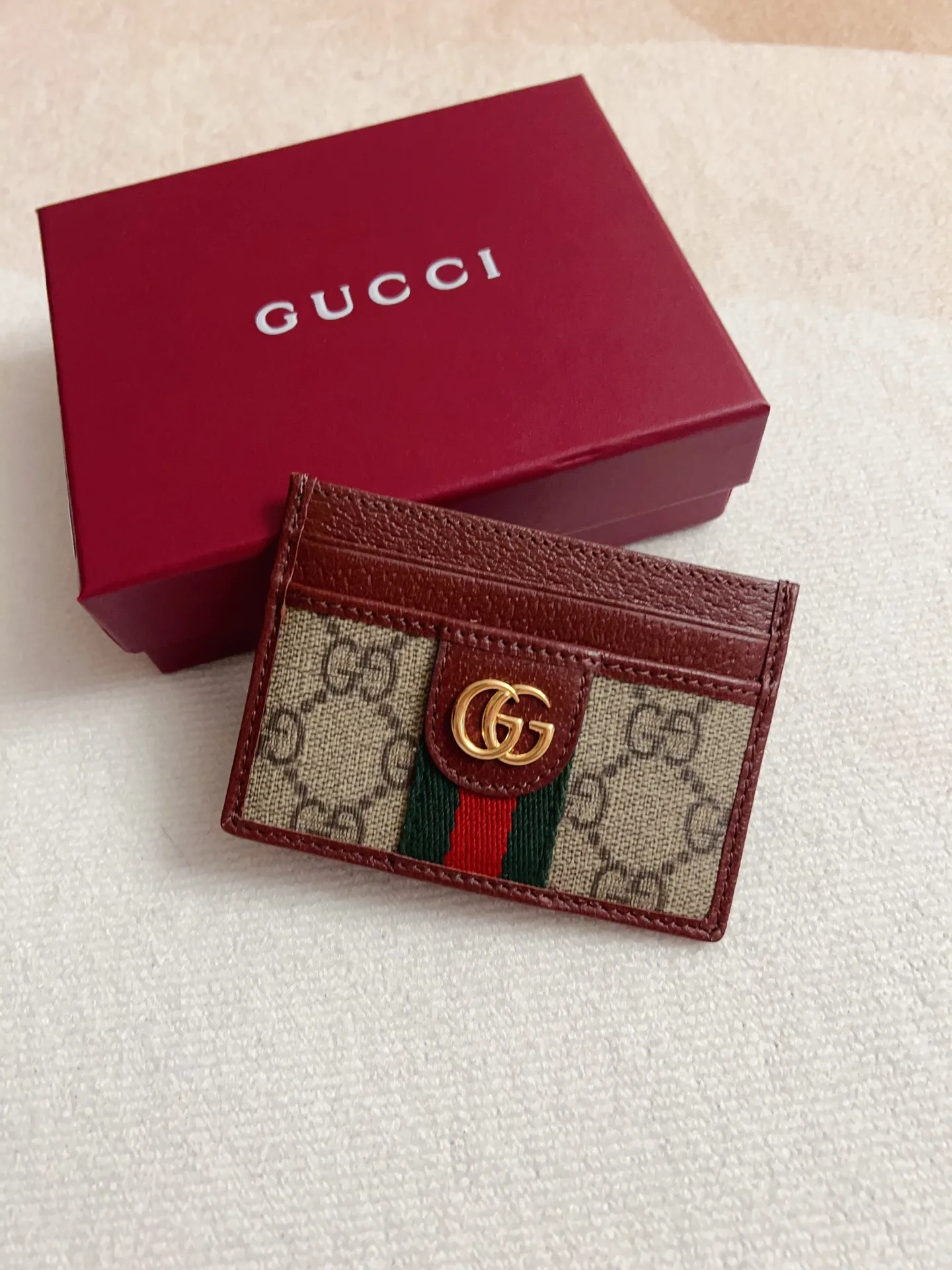 💰220🇭🇺🇭🇺 The official website is synchronized with the new model! Ophidia series~card wallet🍉🍉made from GG Supreme original factory pig grain cowhide with PVC🍉🍉, equipped with the iconic double G hardware mark, and the classic red and green webbing, exquisitely made! 🍉🍉Model number: 838486🍉🍉Size: 1x10cm, color: brown maroon