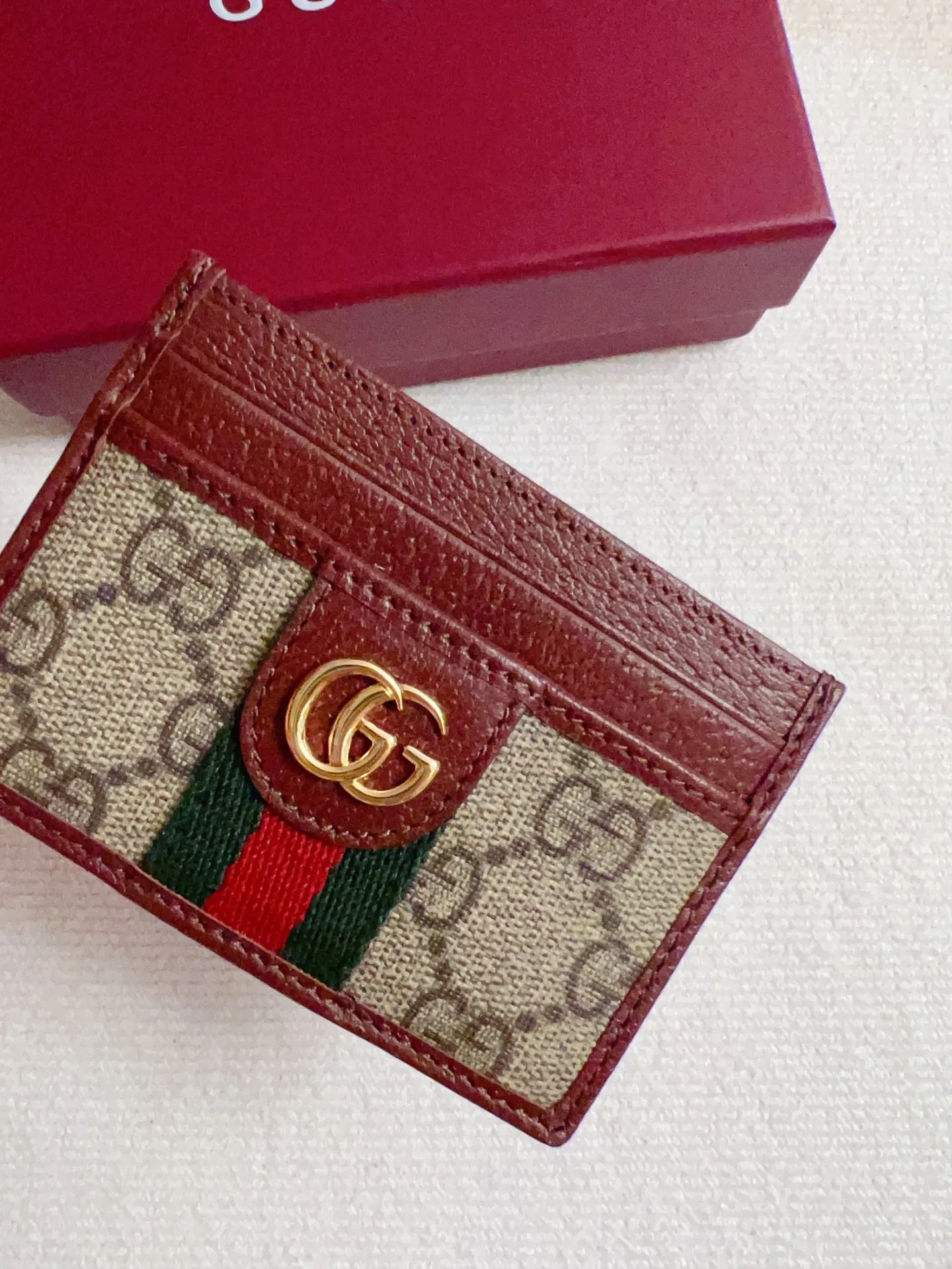 💰220🇭🇺🇭🇺 The official website is synchronized with the new model! Ophidia series~card wallet🍉🍉made from GG Supreme original factory pig grain cowhide with PVC🍉🍉, equipped with the iconic double G hardware mark, and the classic red and green webbing, exquisitely made! 🍉🍉Model number: 838486🍉🍉Size: 1x10cm, color: brown maroon