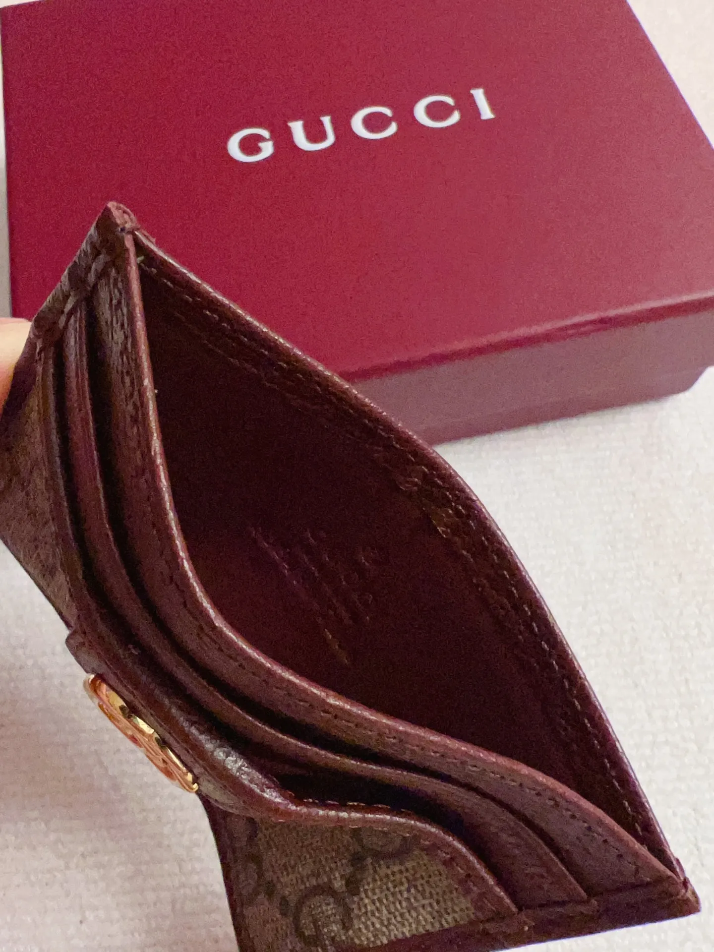 💰220🇭🇺🇭🇺 The official website is synchronized with the new model! Ophidia series~card wallet🍉🍉made from GG Supreme original factory pig grain cowhide with PVC🍉🍉, equipped with the iconic double G hardware mark, and the classic red and green webbing, exquisitely made! 🍉🍉Model number: 838486🍉🍉Size: 1x10cm, color: brown maroon