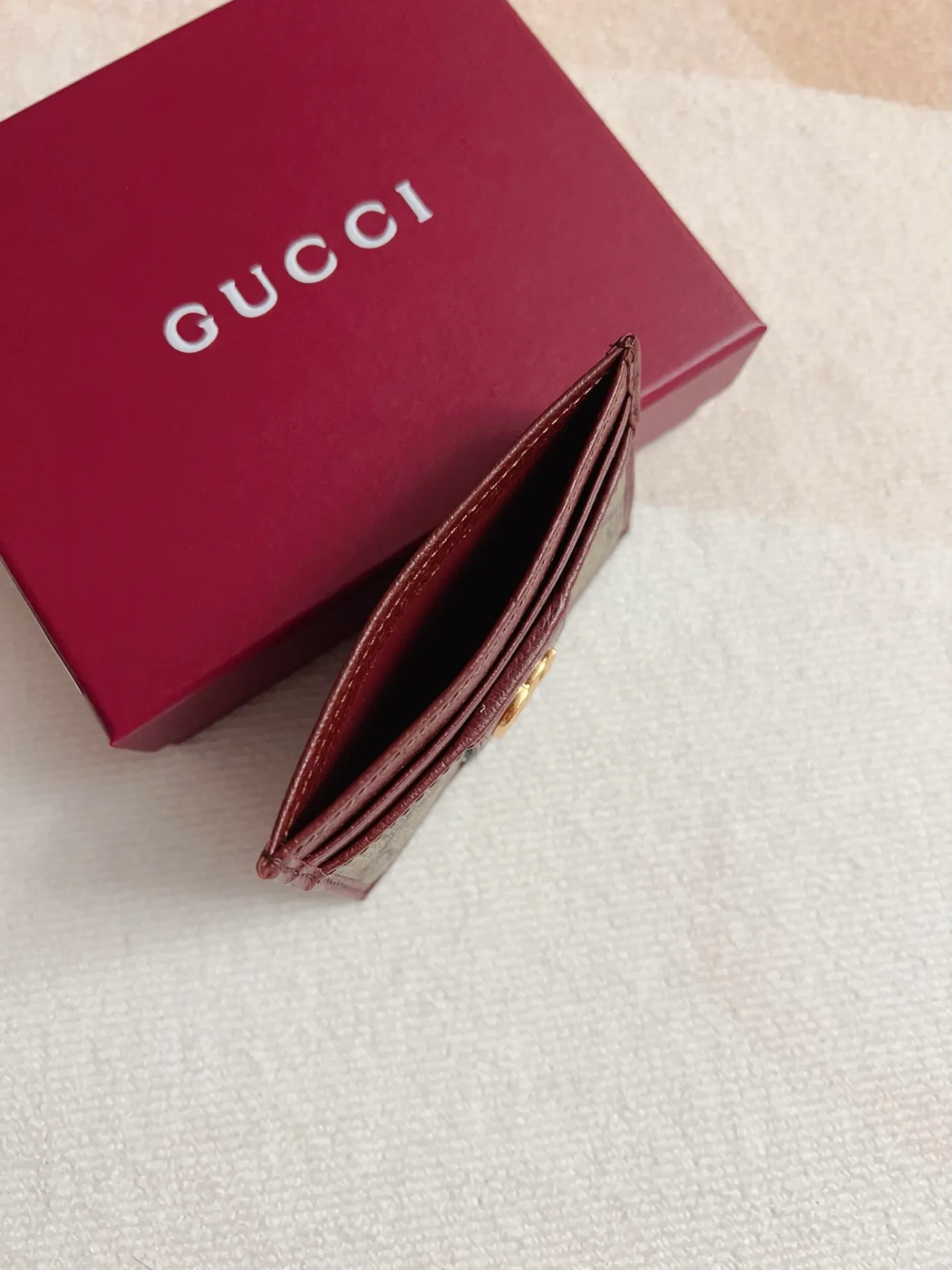 💰220🇭🇺🇭🇺 The official website is synchronized with the new model! Ophidia series~card wallet🍉🍉made from GG Supreme original factory pig grain cowhide with PVC🍉🍉, equipped with the iconic double G hardware mark, and the classic red and green webbing, exquisitely made! 🍉🍉Model number: 838486🍉🍉Size: 1x10cm, color: brown maroon