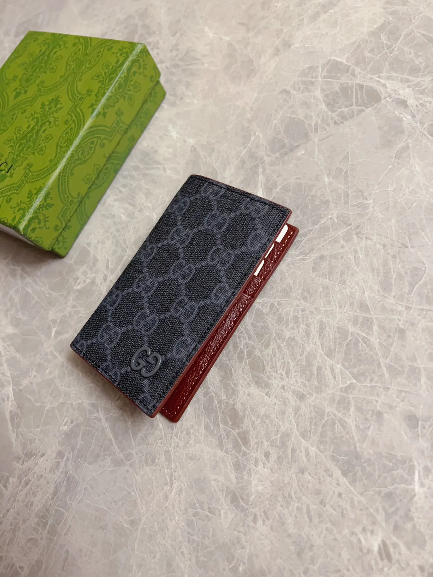 💰310🇭🇺🇭🇺Gucci’s latest collection presents a slim and compact card holder🎋🎋The contrasting two-tone design makes the GG logo emblazoned on the bag stand out🎋🎋This long card holder is made of black GG and the interior is made of contrasting cowhide leather🎋🎋Black GG Supreme canvas with dark gray ceramic effect Double G🎋🎋 Dimensions open: 12cm (L) x 15cm (W) Dimensions closed: 12cm (L) x 7.5cm (W) Model: 768249