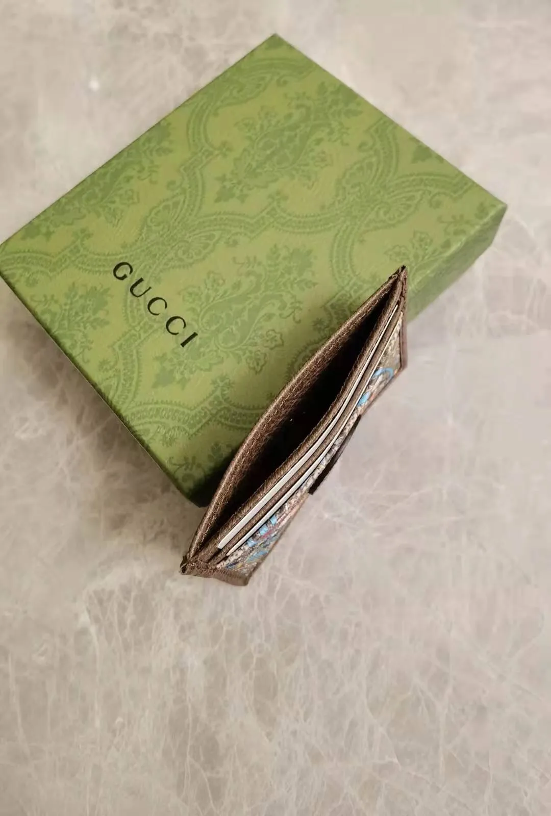 💰230 🇭🇺🇭🇺Epilogue original leather card holder ~ Donald Duck series 🐥🐥The new pattern of Donald Duck and his three nephews appearing together adds an unconstrained charm to the classic Gucci bag. It is full of fun and fun for the family to fly to the stars 🐥🐥fashionable and practical! Style number: 647942, size: 10-7cm