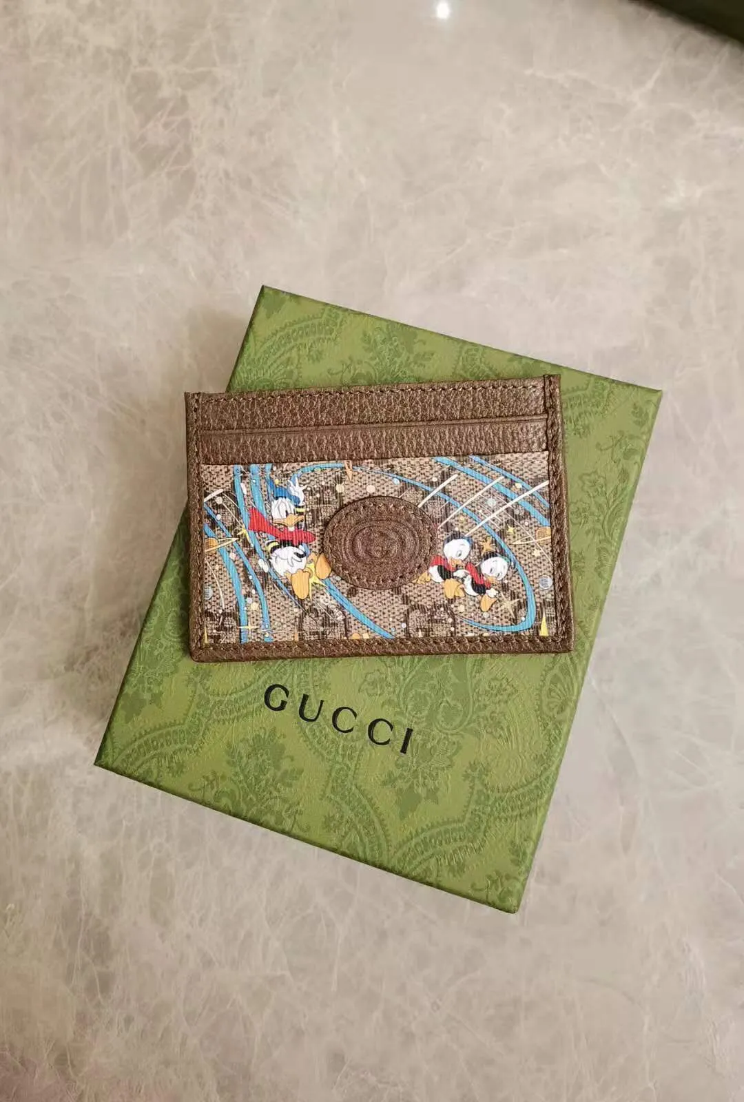 💰230 🇭🇺🇭🇺Epilogue original leather card holder ~ Donald Duck series 🐥🐥The new pattern of Donald Duck and his three nephews appearing together adds an unconstrained charm to the classic Gucci bag. It is full of fun and fun for the family to fly to the stars 🐥🐥fashionable and practical! Style number: 647942, size: 10-7cm